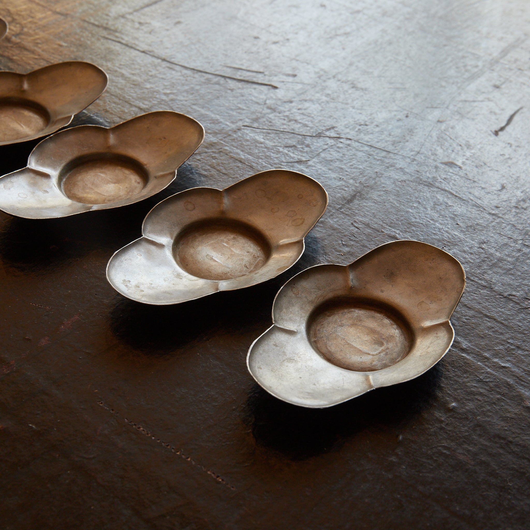 古錫　茶托 5個セット 清代 古錫輪花形茶托 5客揃 在銘（1616–1911CE） | 入蘆花（ロカニイル）