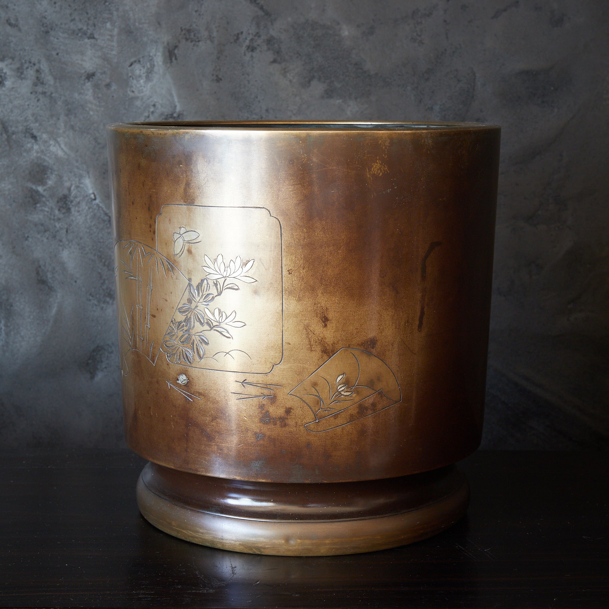 BRASERO DE CARBÓN / BRASERO PARA TETERA DE COBRE, Grabado a línea e incrustado con patrón de mariposa, flor y bambú, Período Meiji（1868–1912 d. C.）