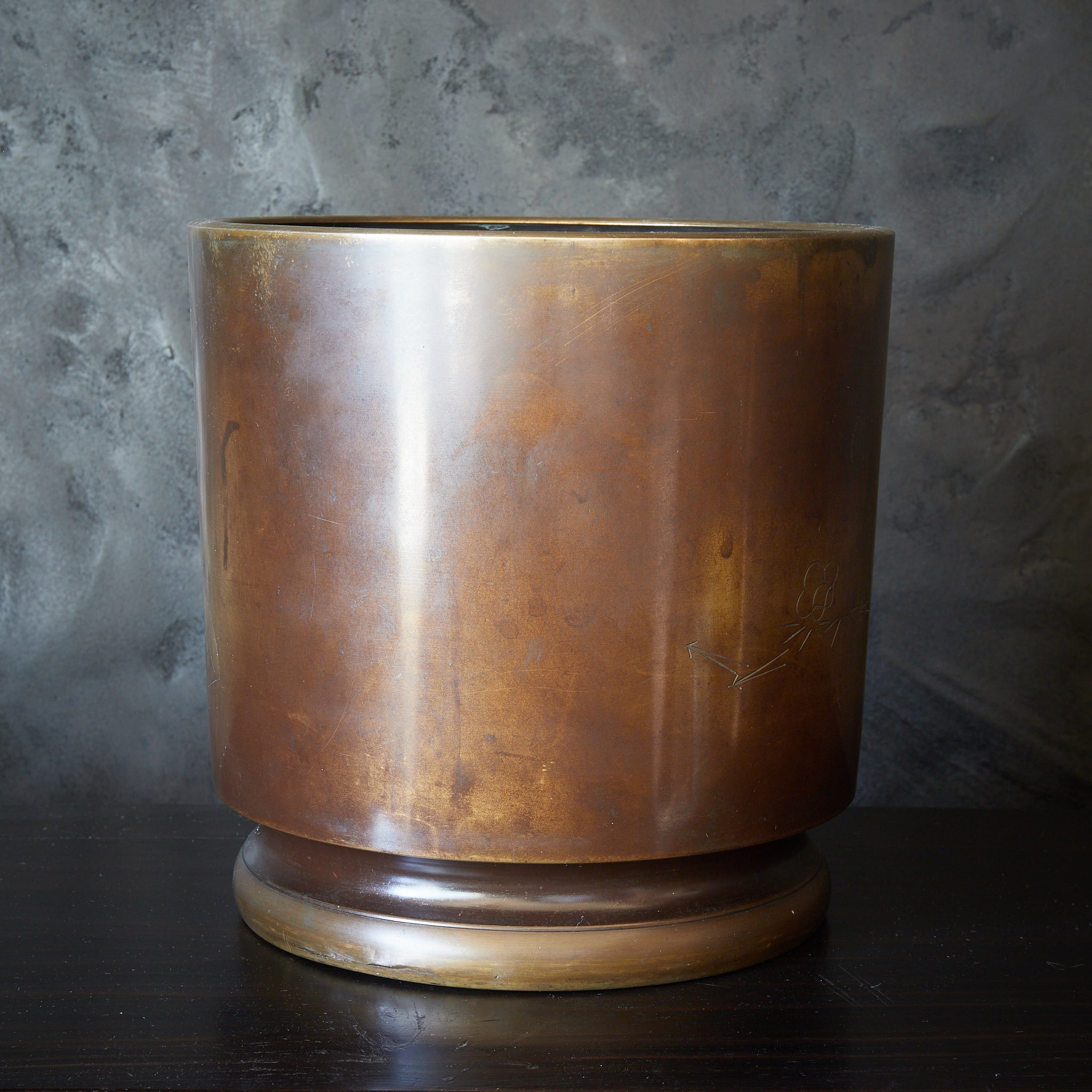 BRASERO DE CARBÓN / BRASERO PARA TETERA DE COBRE, Grabado a línea e incrustado con patrón de mariposa, flor y bambú, Período Meiji（1868–1912 d. C.）