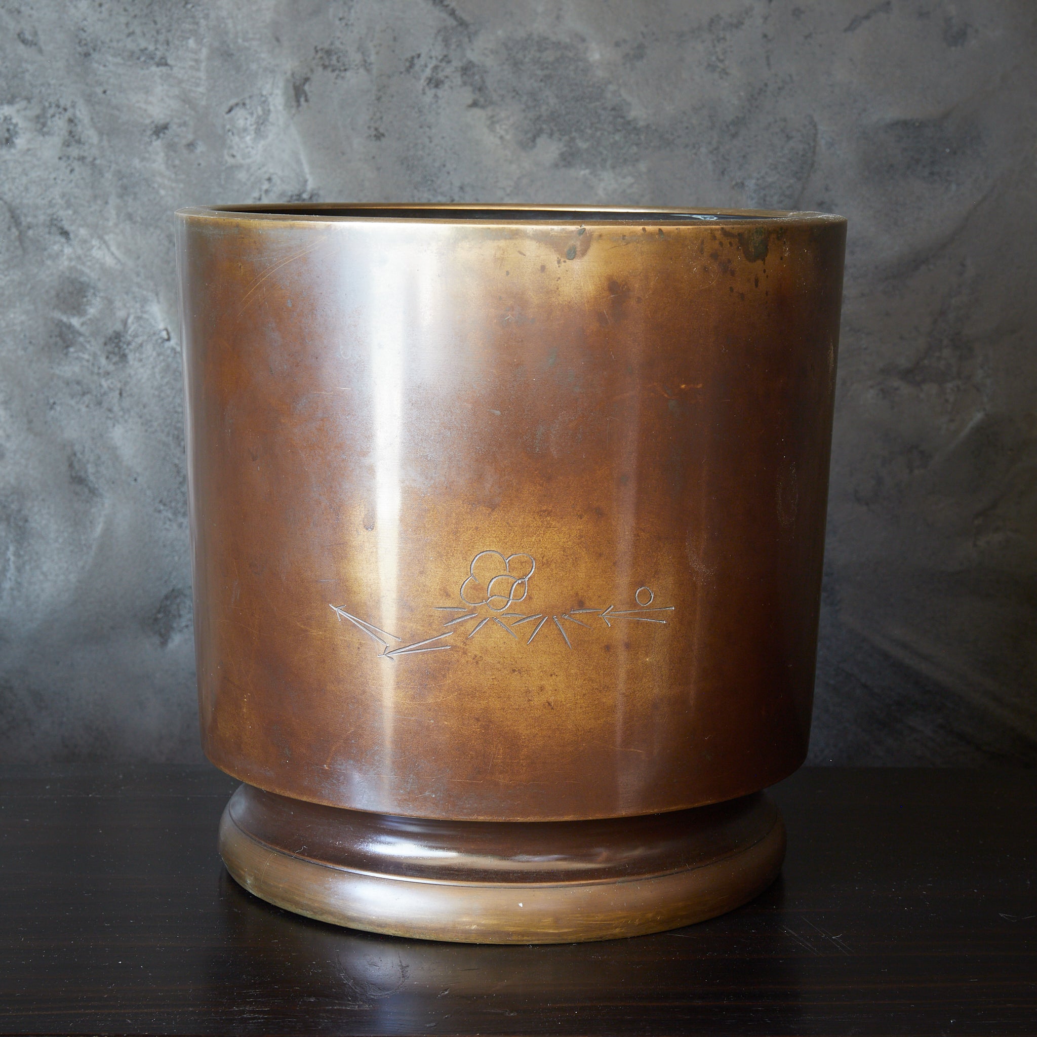 【年代物】 古銅火鉢(象嵌入り) 釜付き　6点セット　レトロ品 真鍮製 双耳火鉢⁄五徳⁄火箸 彫金 金属工芸品 人物 アンティーク 年代物