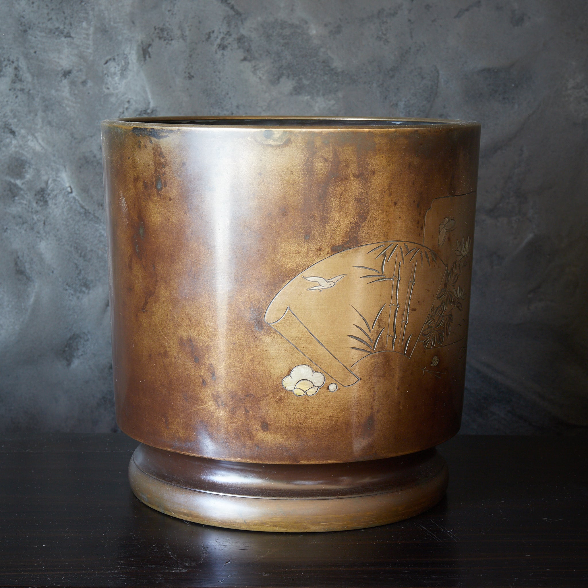 BRASERO DE CARBÓN / BRASERO PARA TETERA DE COBRE, Grabado a línea e incrustado con patrón de mariposa, flor y bambú, Período Meiji（1868–1912 d. C.）