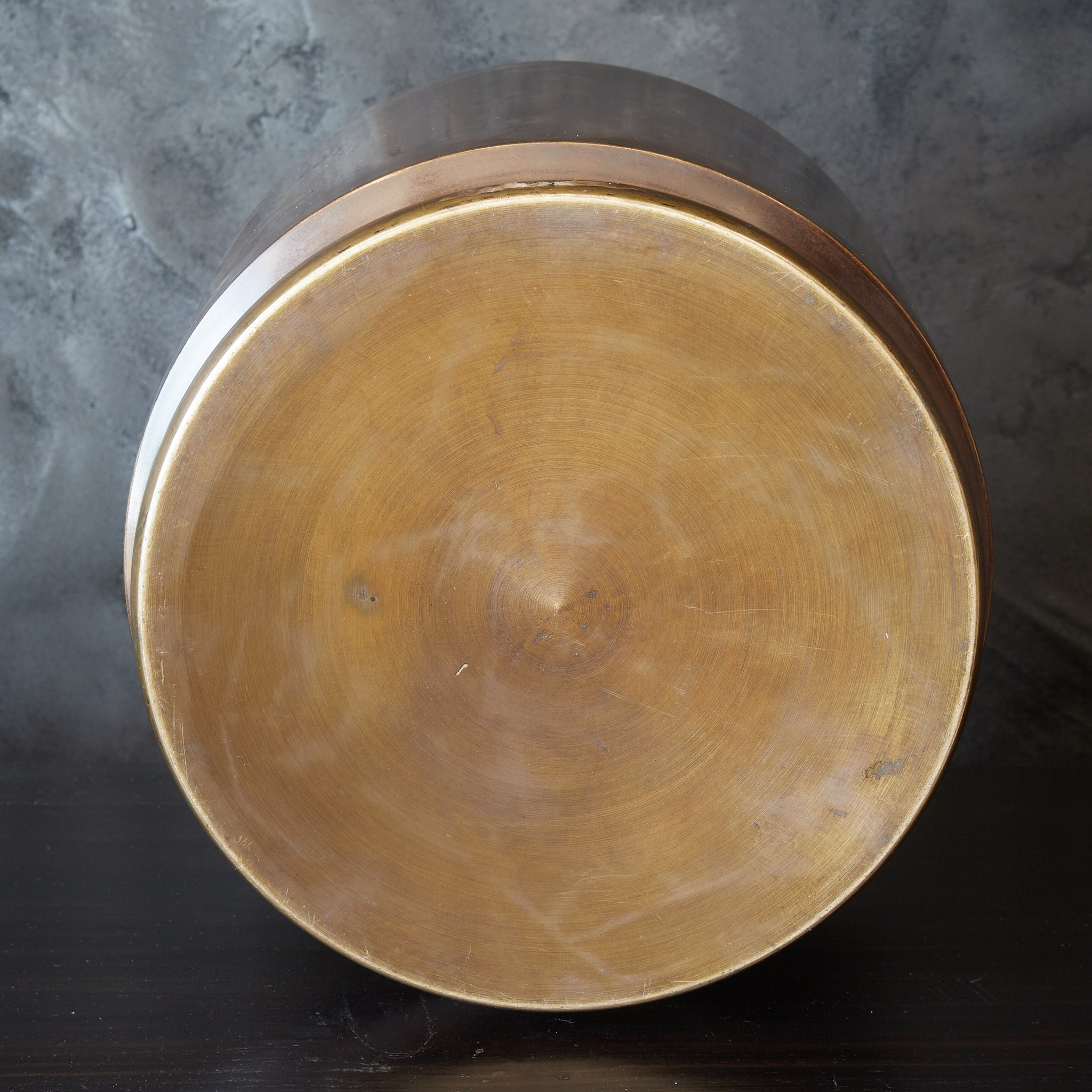 BRASERO DE CARBÓN / BRASERO PARA TETERA DE COBRE, Grabado a línea e incrustado con patrón de mariposa, flor y bambú, Período Meiji（1868–1912 d. C.）