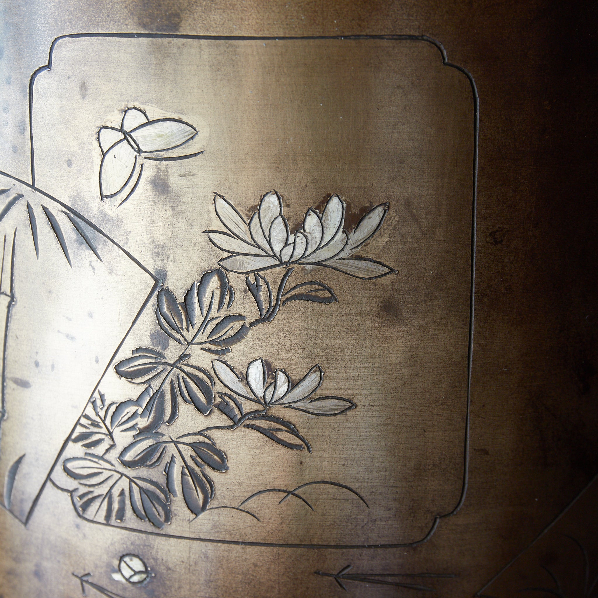 明治 線刻象嵌蝶花竹文銅火鉢 瓶掛（1868–1912CE） | 入蘆花