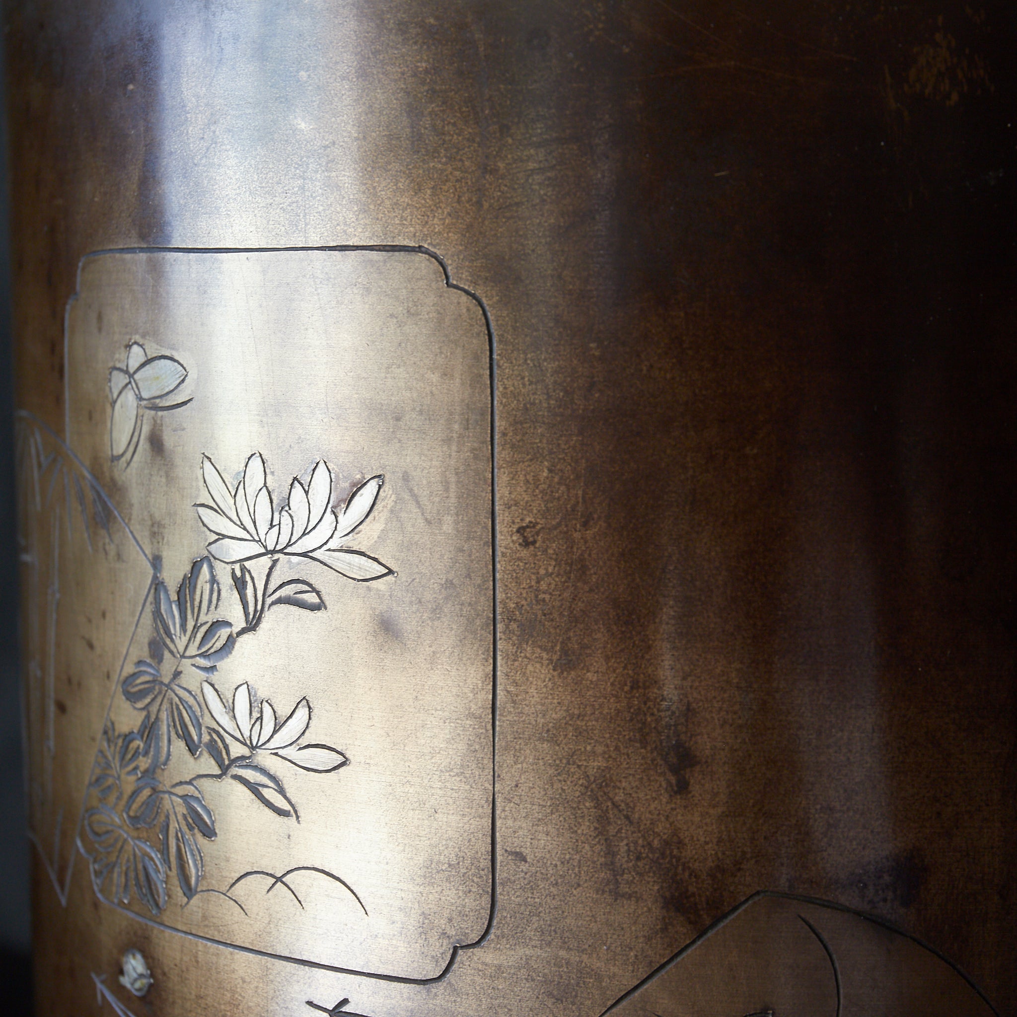 BRASERO DE CARBÓN / BRASERO PARA TETERA DE COBRE, Grabado a línea e incrustado con patrón de mariposa, flor y bambú, Período Meiji（1868–1912 d. C.）