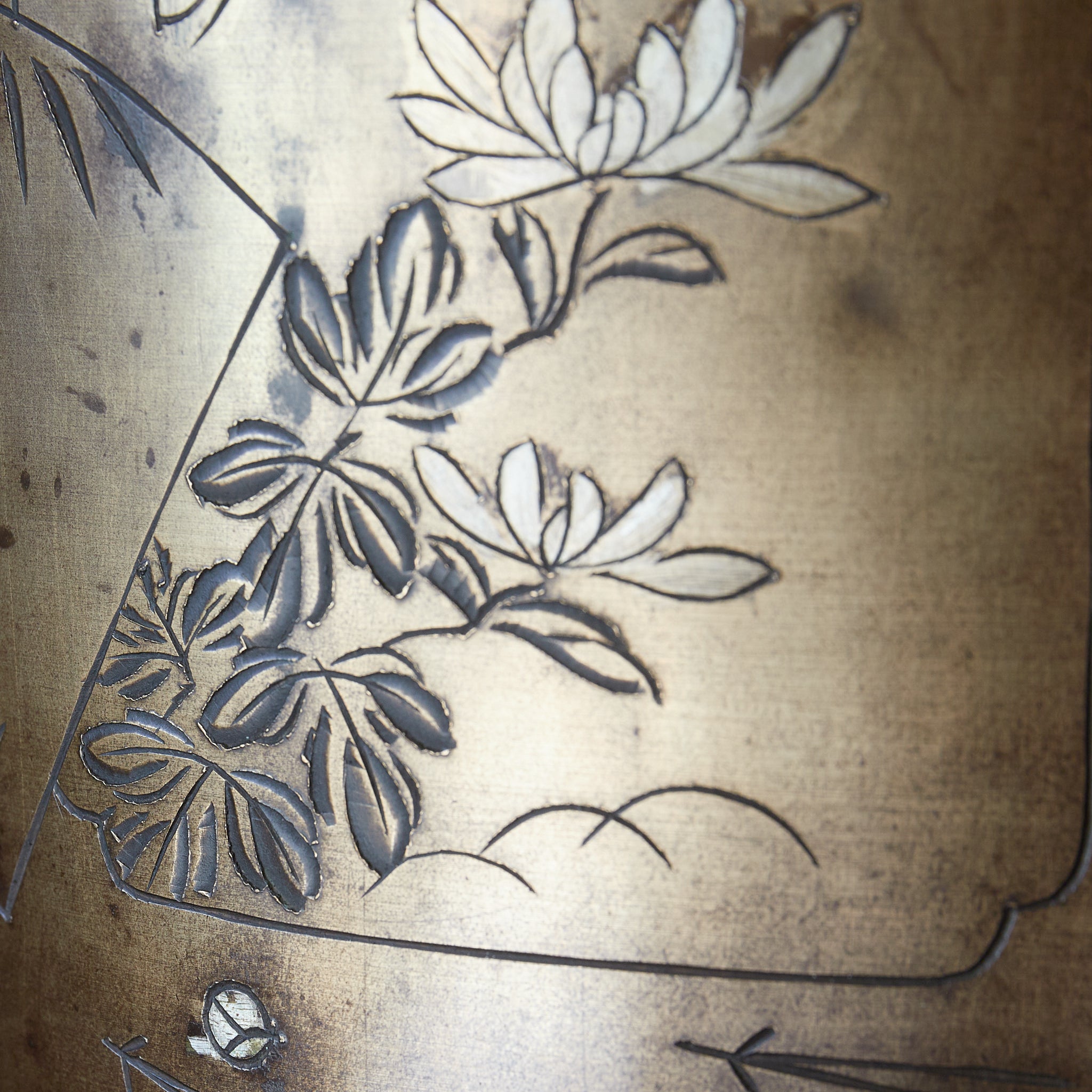 BRASERO DE CARBÓN / BRASERO PARA TETERA DE COBRE, Grabado a línea e incrustado con patrón de mariposa, flor y bambú, Período Meiji（1868–1912 d. C.）
