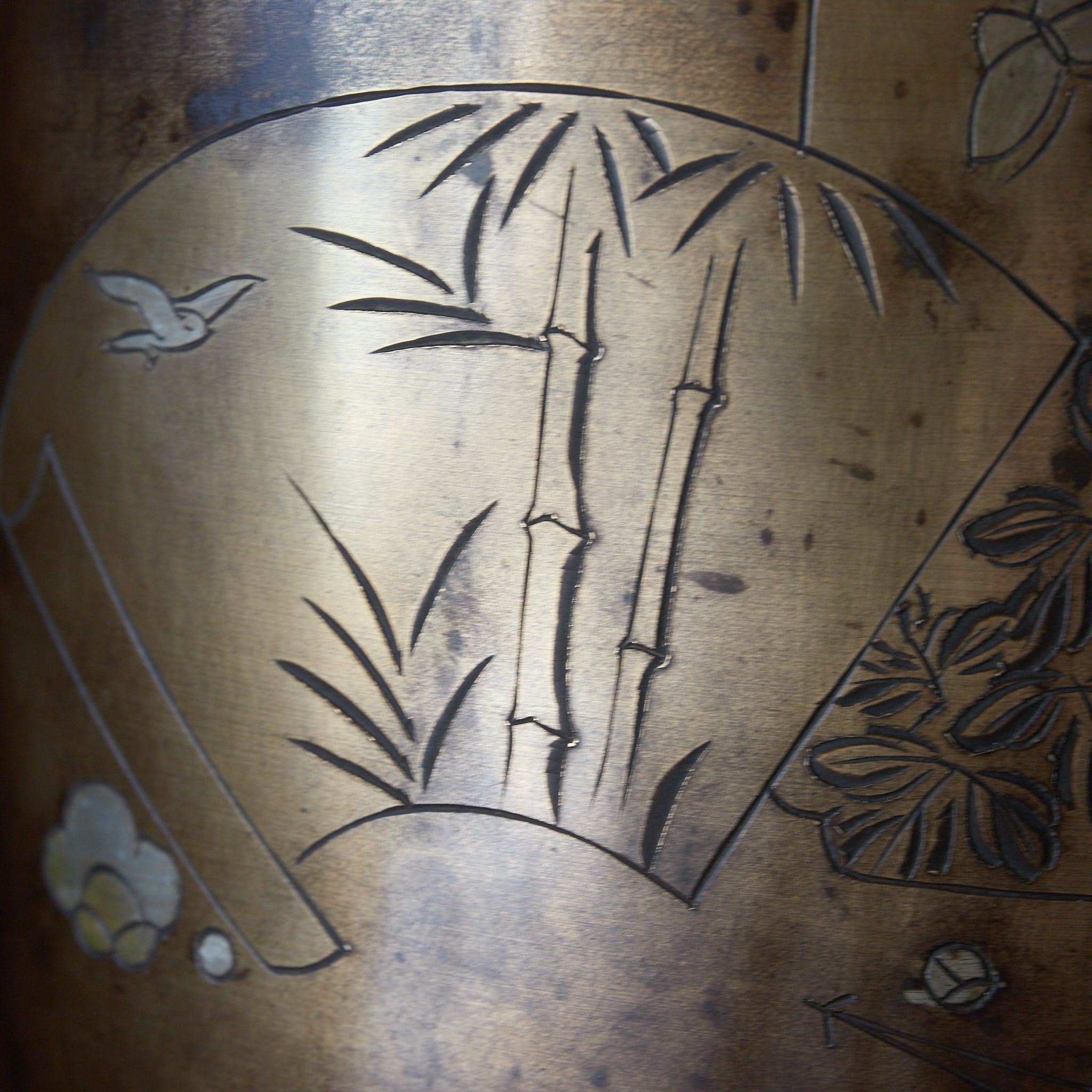BRASERO DE CARBÓN / BRASERO PARA TETERA DE COBRE, Grabado a línea e incrustado con patrón de mariposa, flor y bambú, Período Meiji（1868–1912 d. C.）