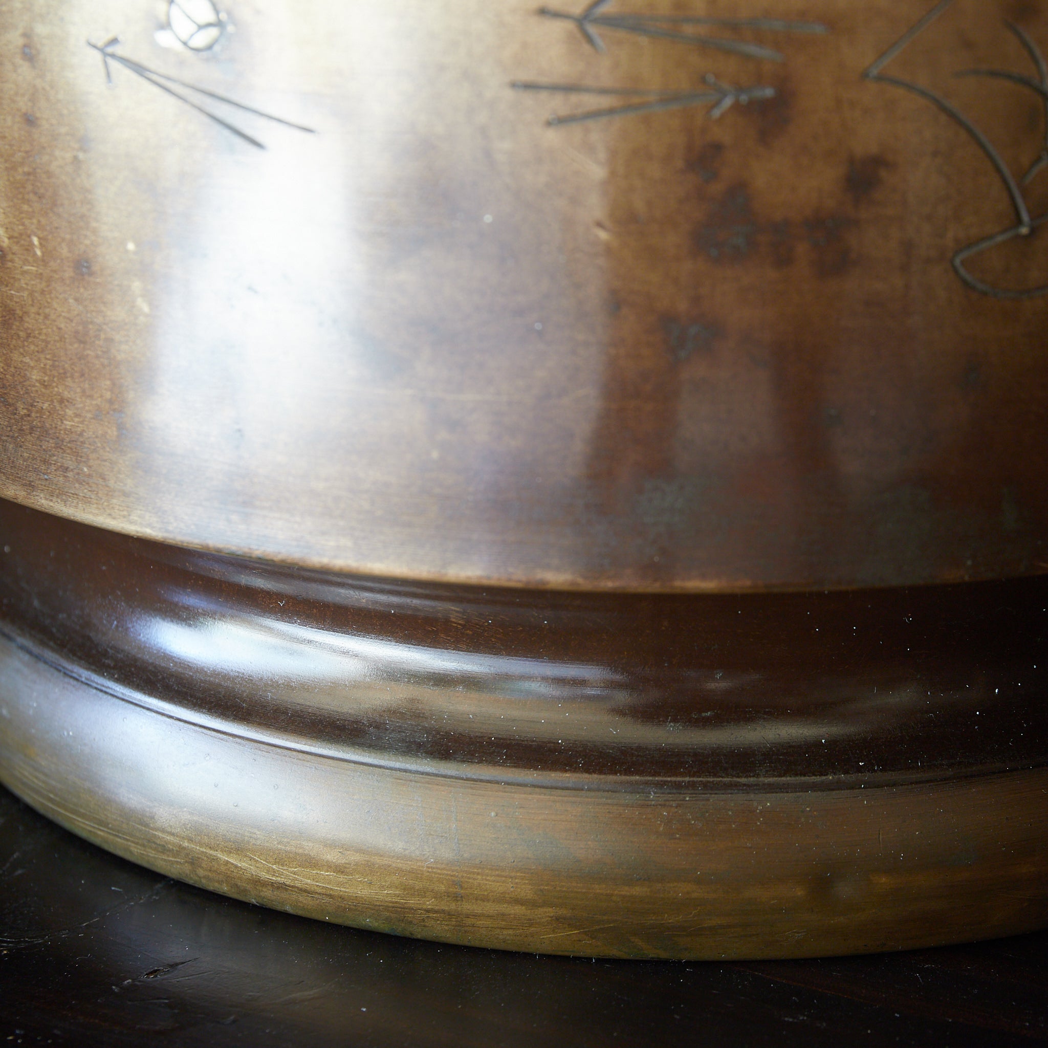 明治 線刻象嵌蝶花竹文銅火鉢 瓶掛（1868–1912CE） | 入蘆花