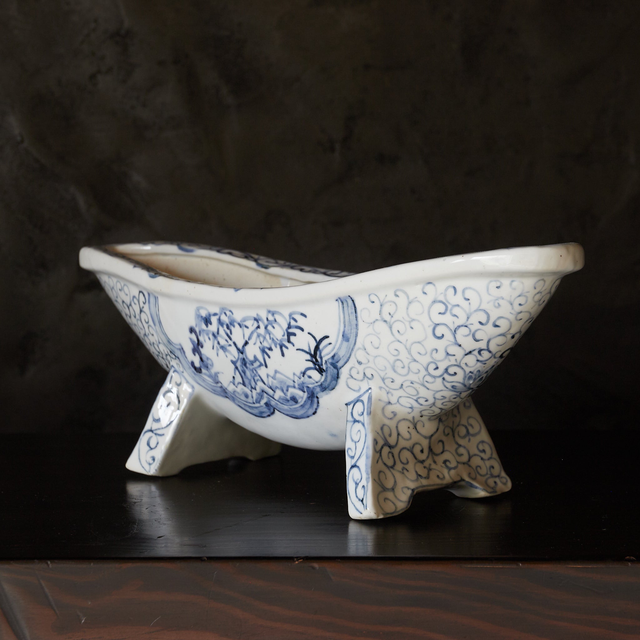 YAGEN, Ko-Imari, with underglaze blue scroll pattern, Edo–Meiji Period（1603–1912CE）