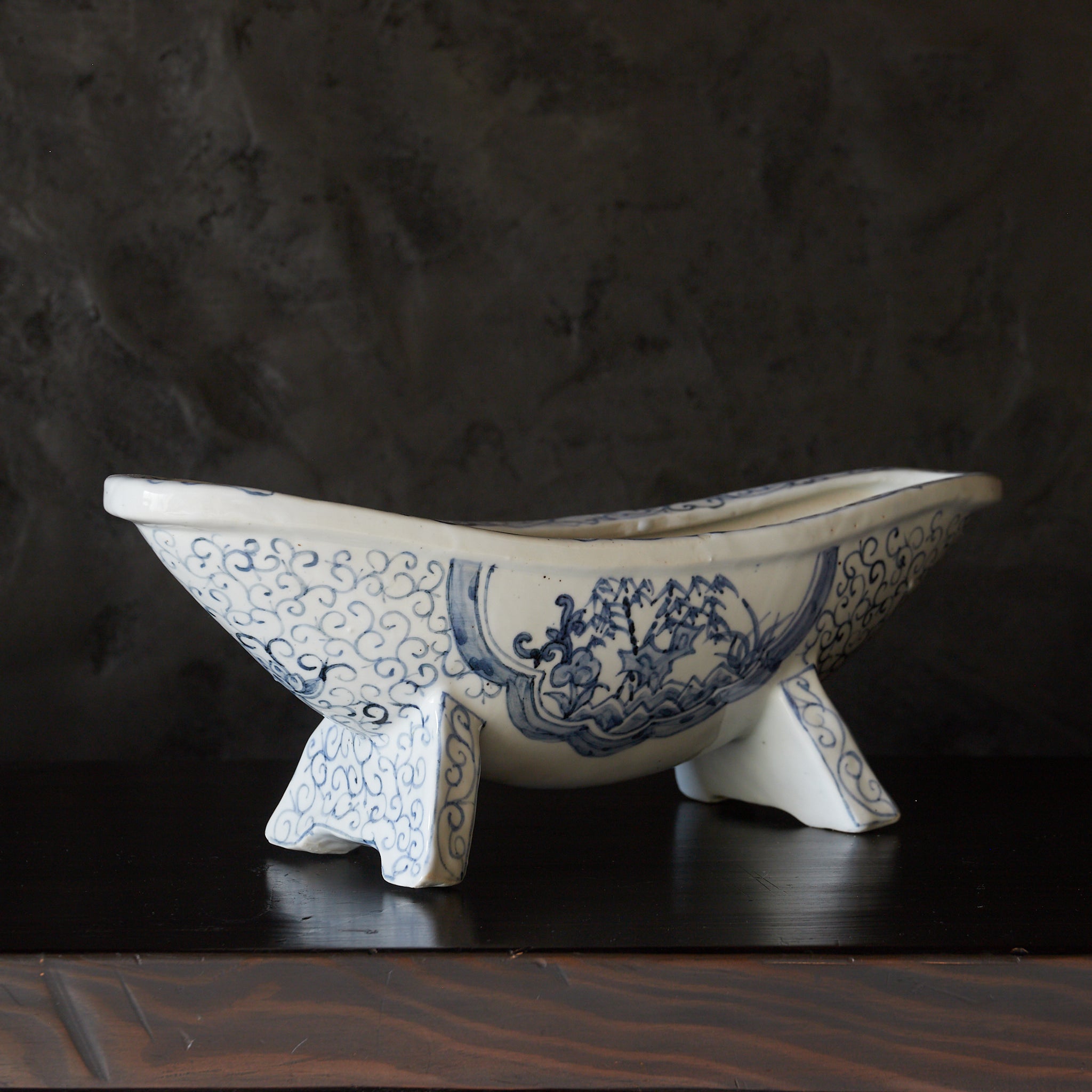 YAGEN, Ko-Imari, with underglaze blue scroll pattern, Edo–Meiji Period（1603–1912CE）
