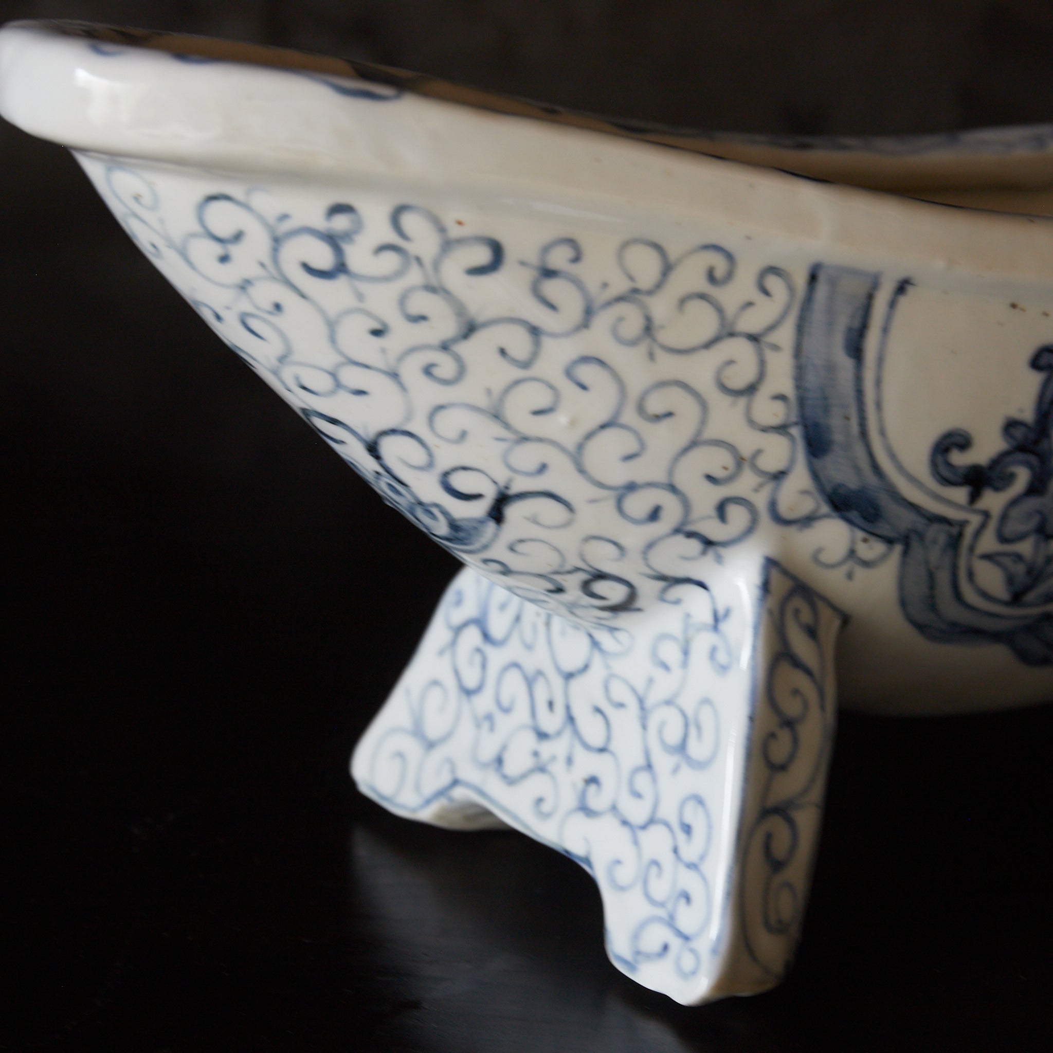 YAGEN, Ko-Imari, with underglaze blue scroll pattern, Edo–Meiji Period（1603–1912CE）