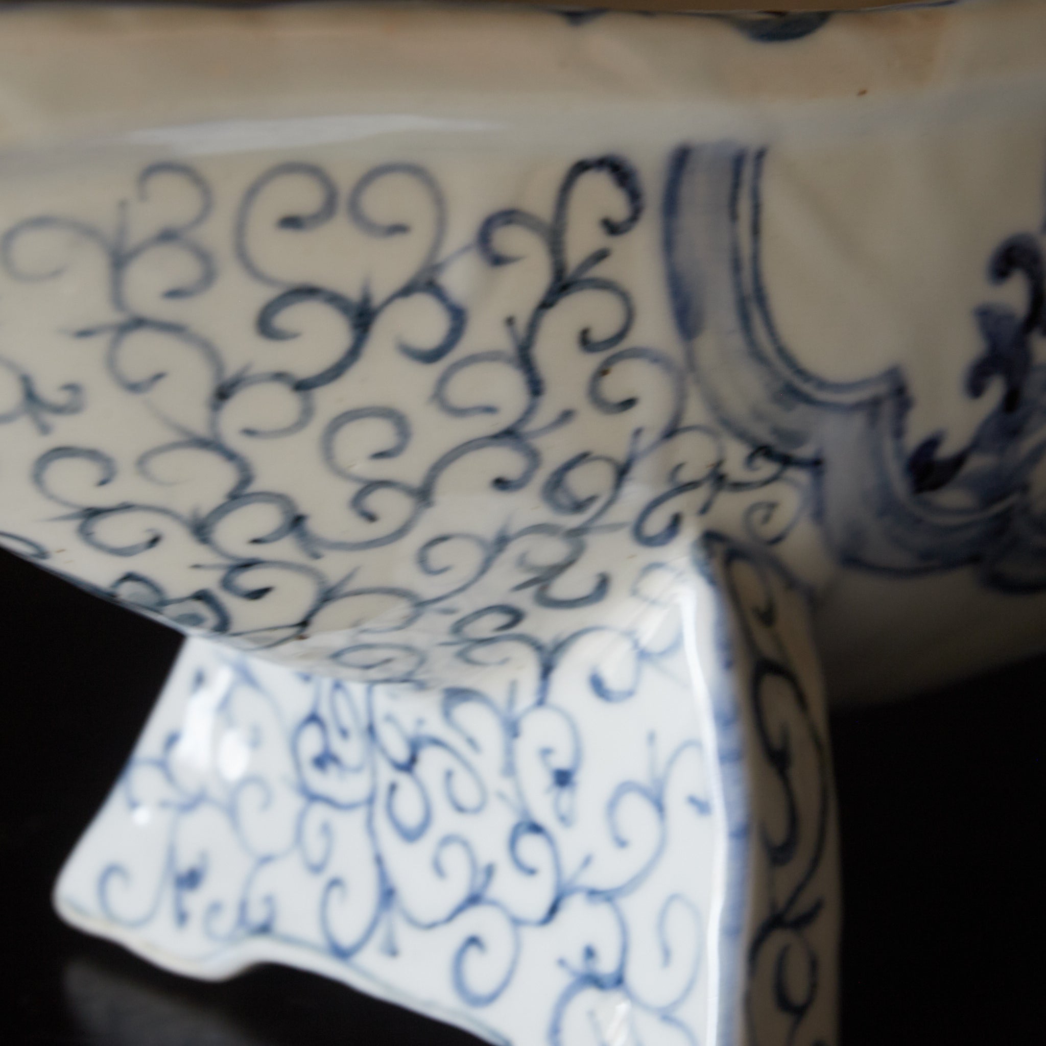YAGEN, Ko-Imari, with underglaze blue scroll pattern, Edo–Meiji Period（1603–1912CE）