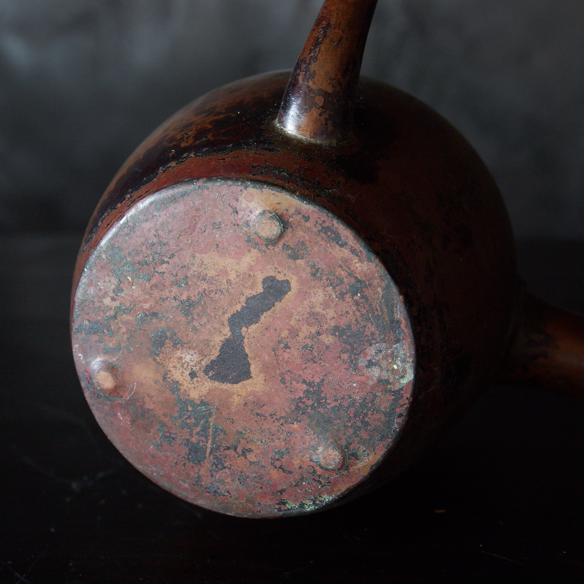 水盤，古銅製，時代物，重17千克。 水盤，古銅製，時代物，重17千克。 水盤，古銅製，時代物，重17