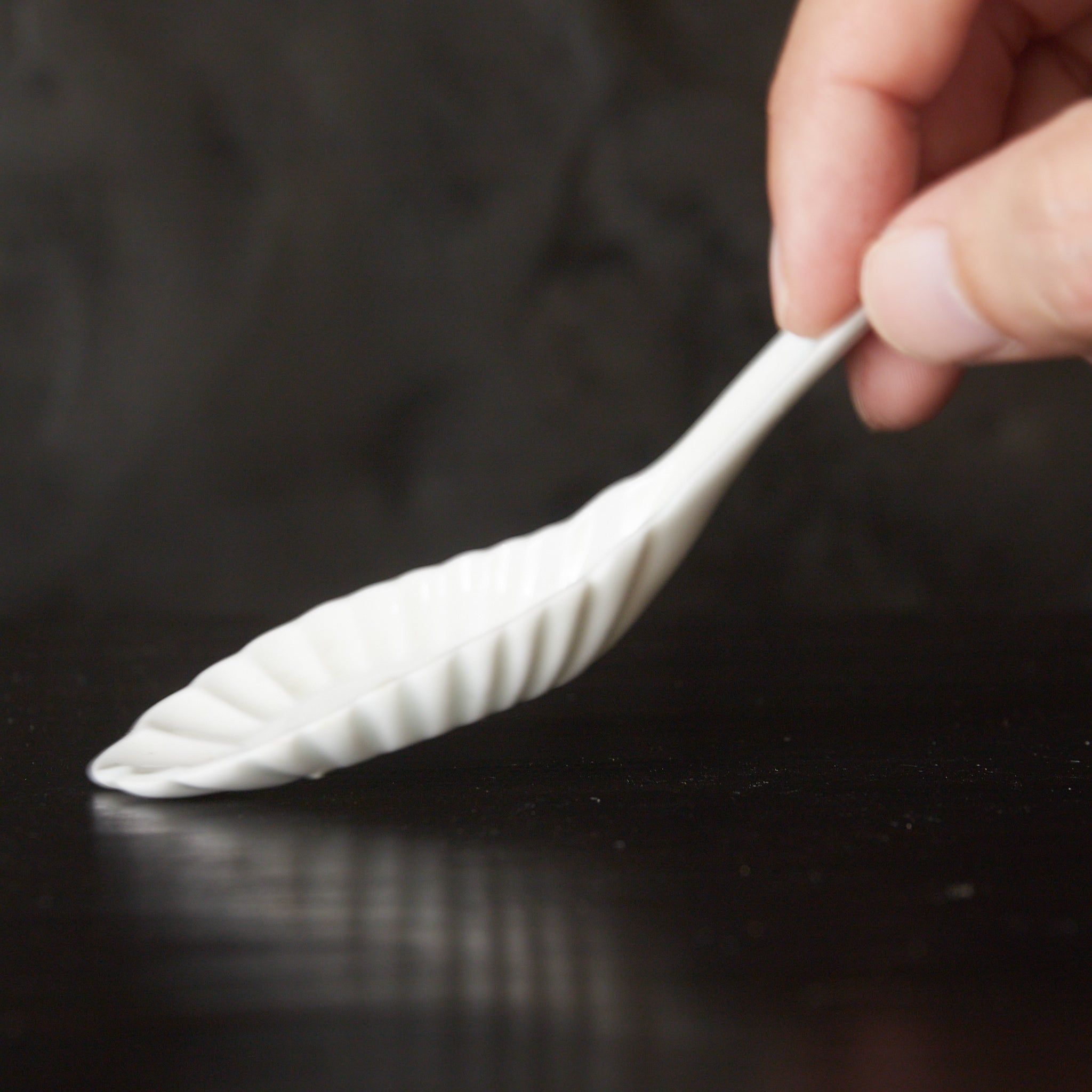 明代–清代 白磁菊花形蓮華 水滴（1368–1911CE）