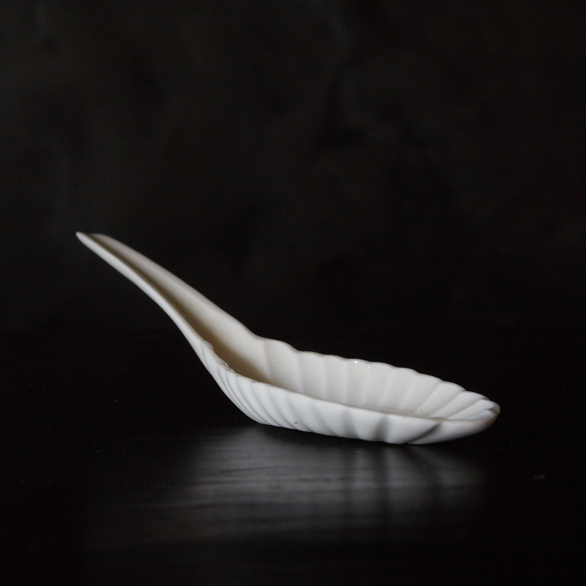 明代–清代 白磁菊花形蓮華 水滴（1368–1911CE） | 入蘆花（ロカニイル）