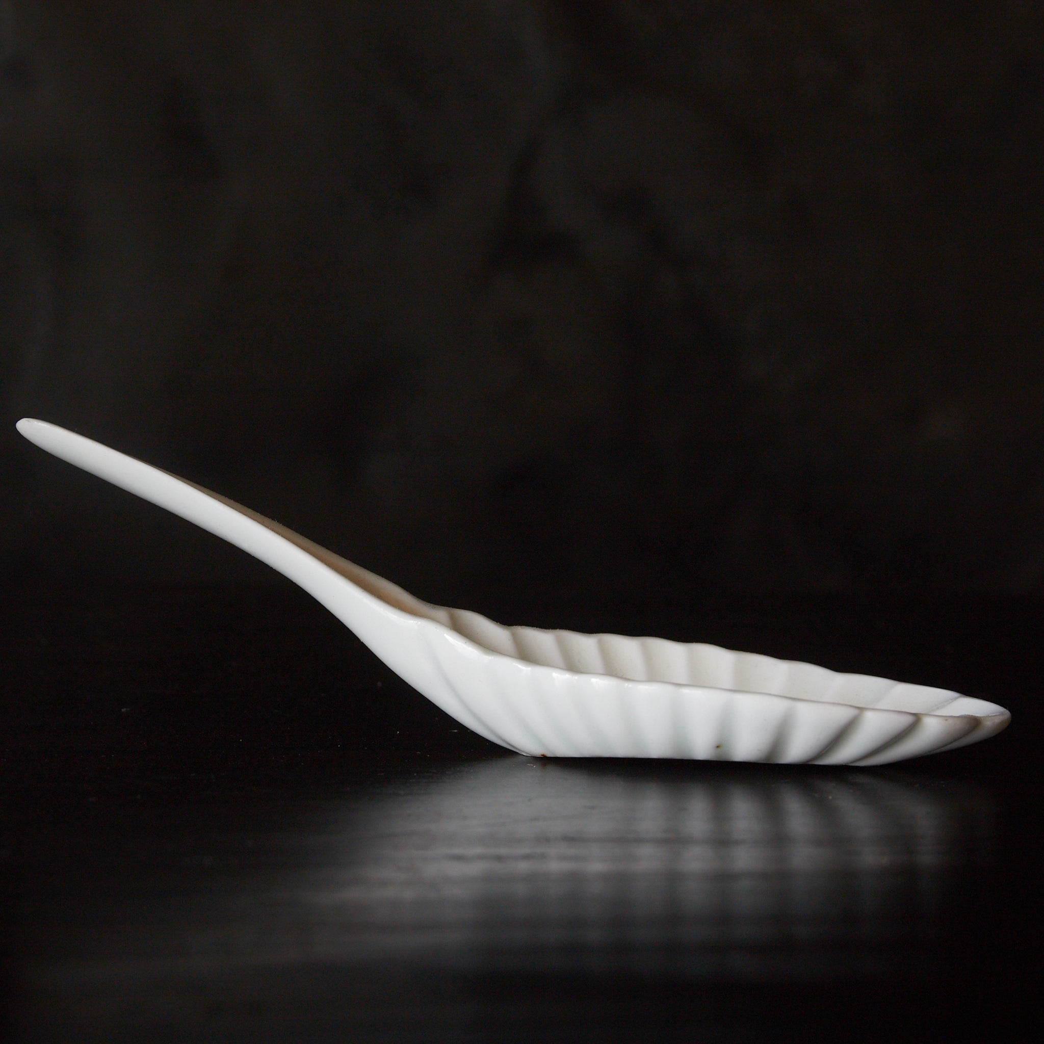 明代–清代 白磁菊花形蓮華 水滴（1368–1911CE） | 入蘆花（ロカニイル）