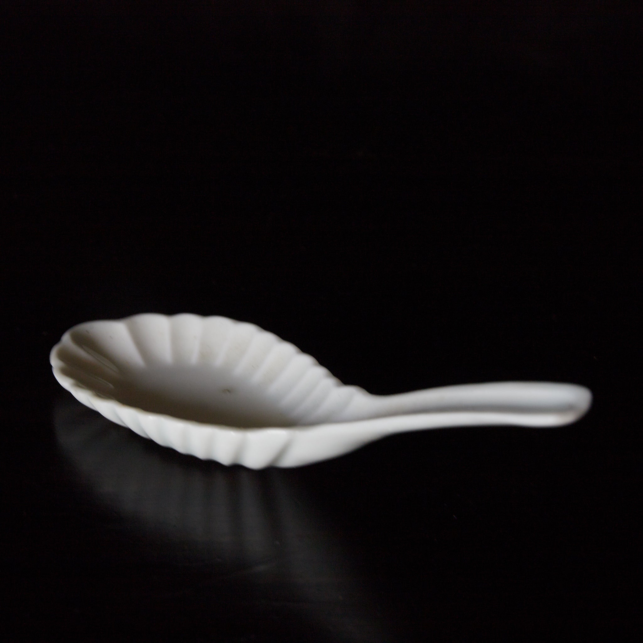 明代–清代 白磁菊花形蓮華 水滴（1368–1911CE） | 入蘆花