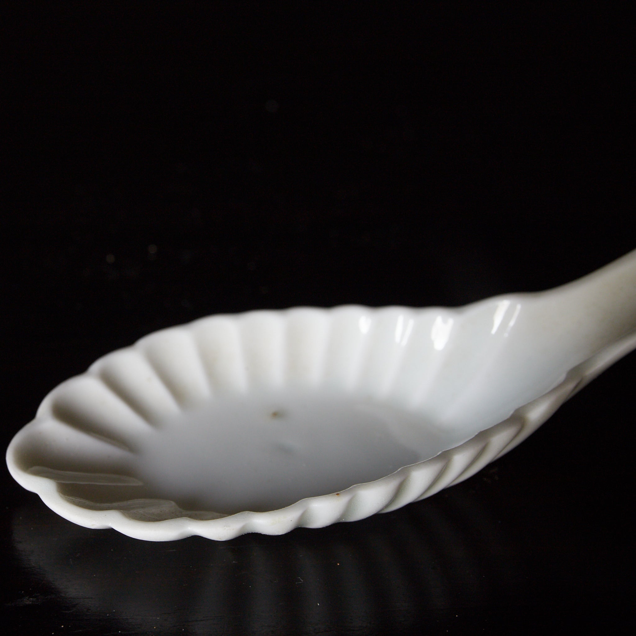 明代–清代 白磁菊花形蓮華 水滴（1368–1911CE）