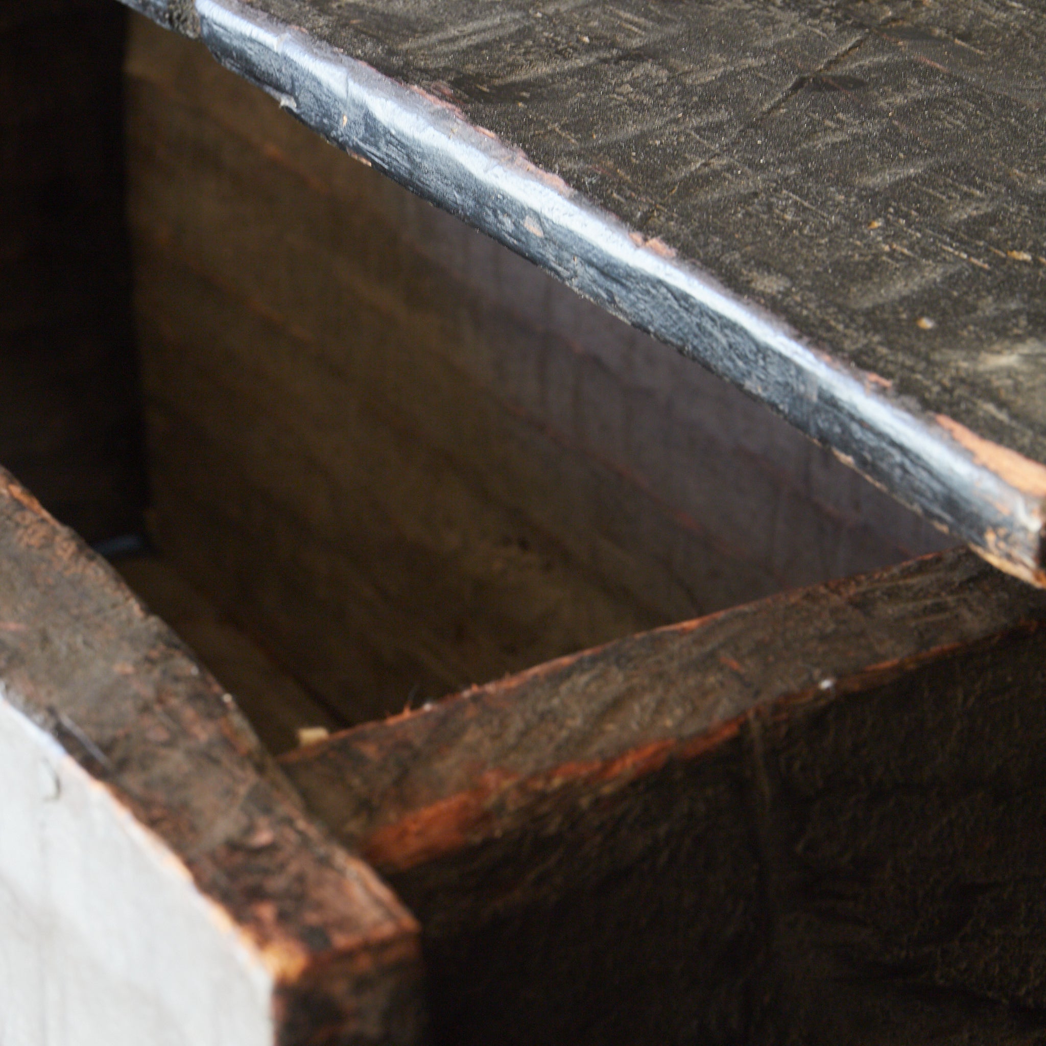 CAJA LACADA EN NEGRO, Con patrón de marcas de azuela, Antigüedad laosiana, Edad Moderna Temprana（Siglos XVI–XIX）