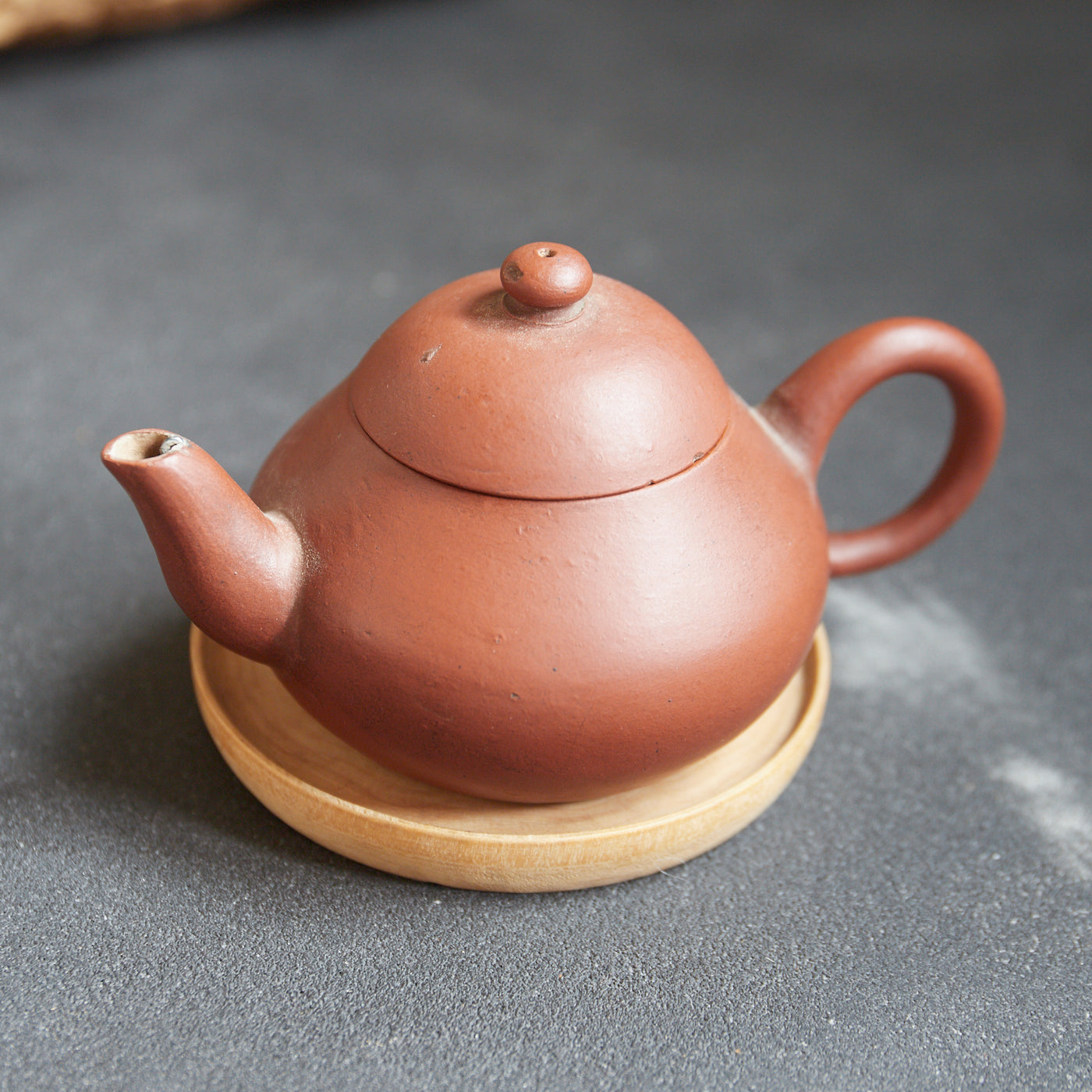 AGED WOODEN TEAPOT STAND, Taisho–Showa Period (1912–1989 CE) – Teapot Stand