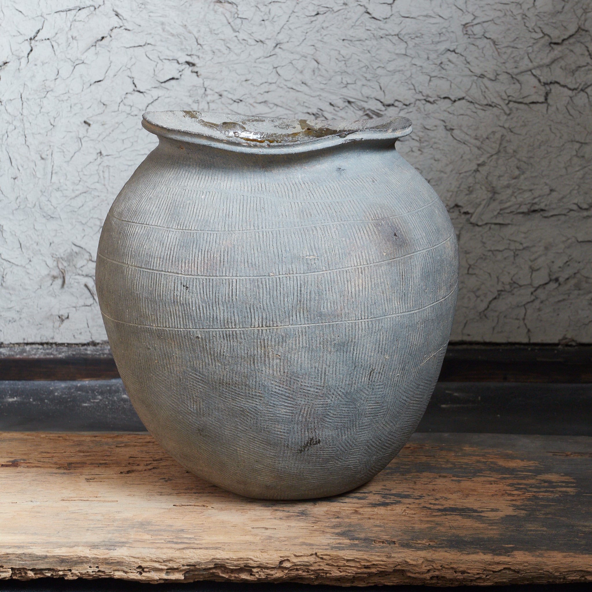 壺（鎌倉時代初期、発掘品）　黒い陶器の壺 約15cm　（破片以外は入手不可能） 壺（鎌倉時代初期、発掘品） 黒い陶器の壺 約15cm （破片以外は入手不