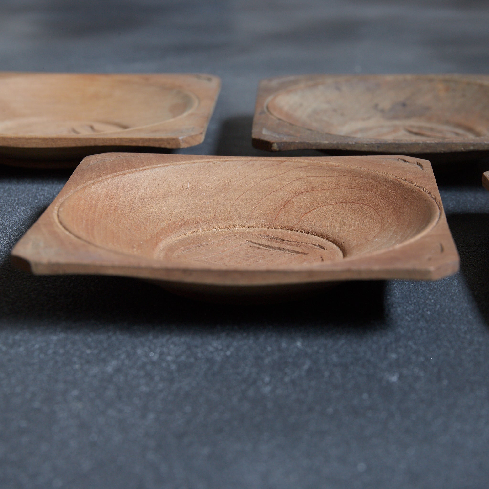 PLATO DE MADERA AINU, Inscripción ainu, juego de 5, Período Showa（1926–1989 d. C.）