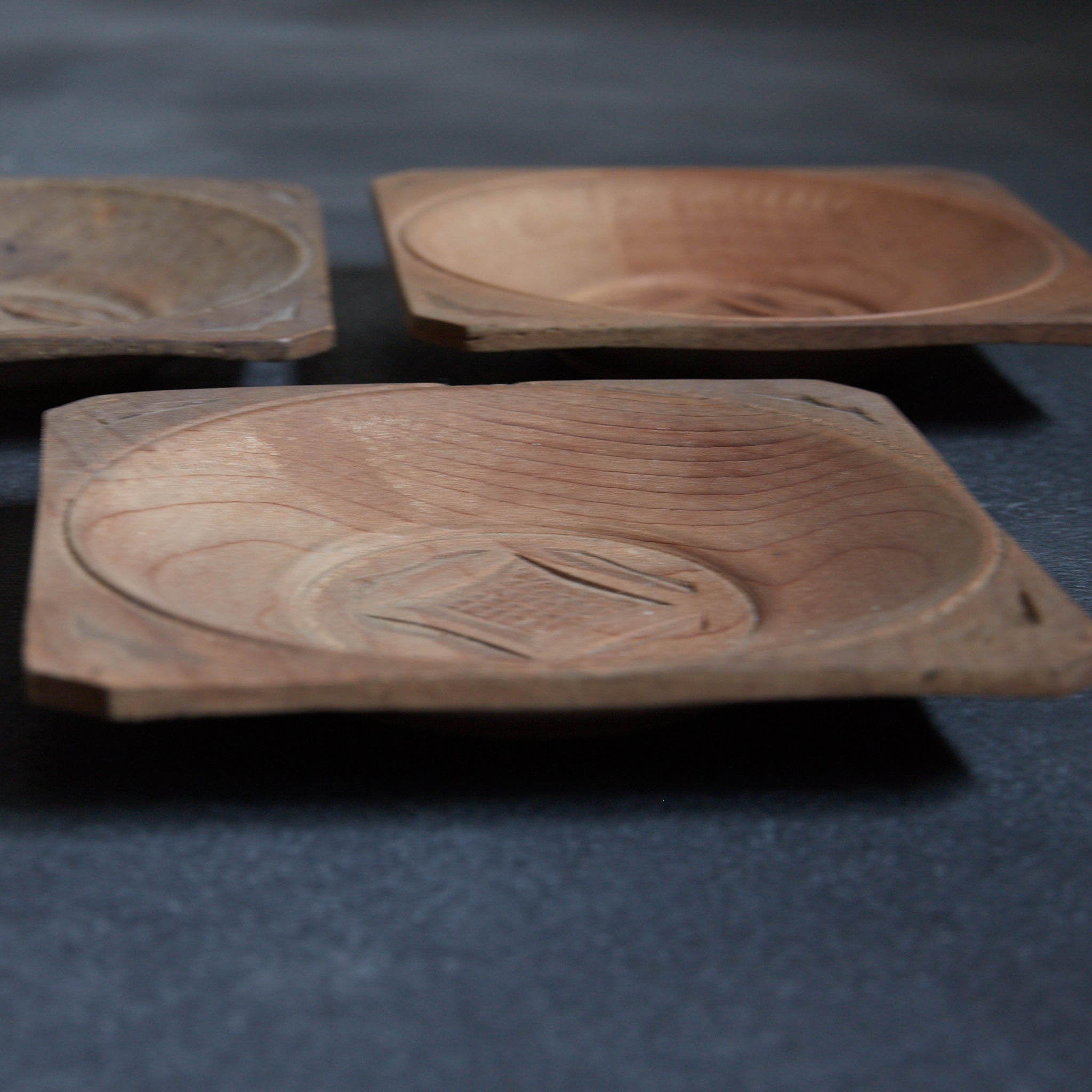 PLATO DE MADERA AINU, Inscripción ainu, juego de 5, Período Showa（1926–1989 d. C.）