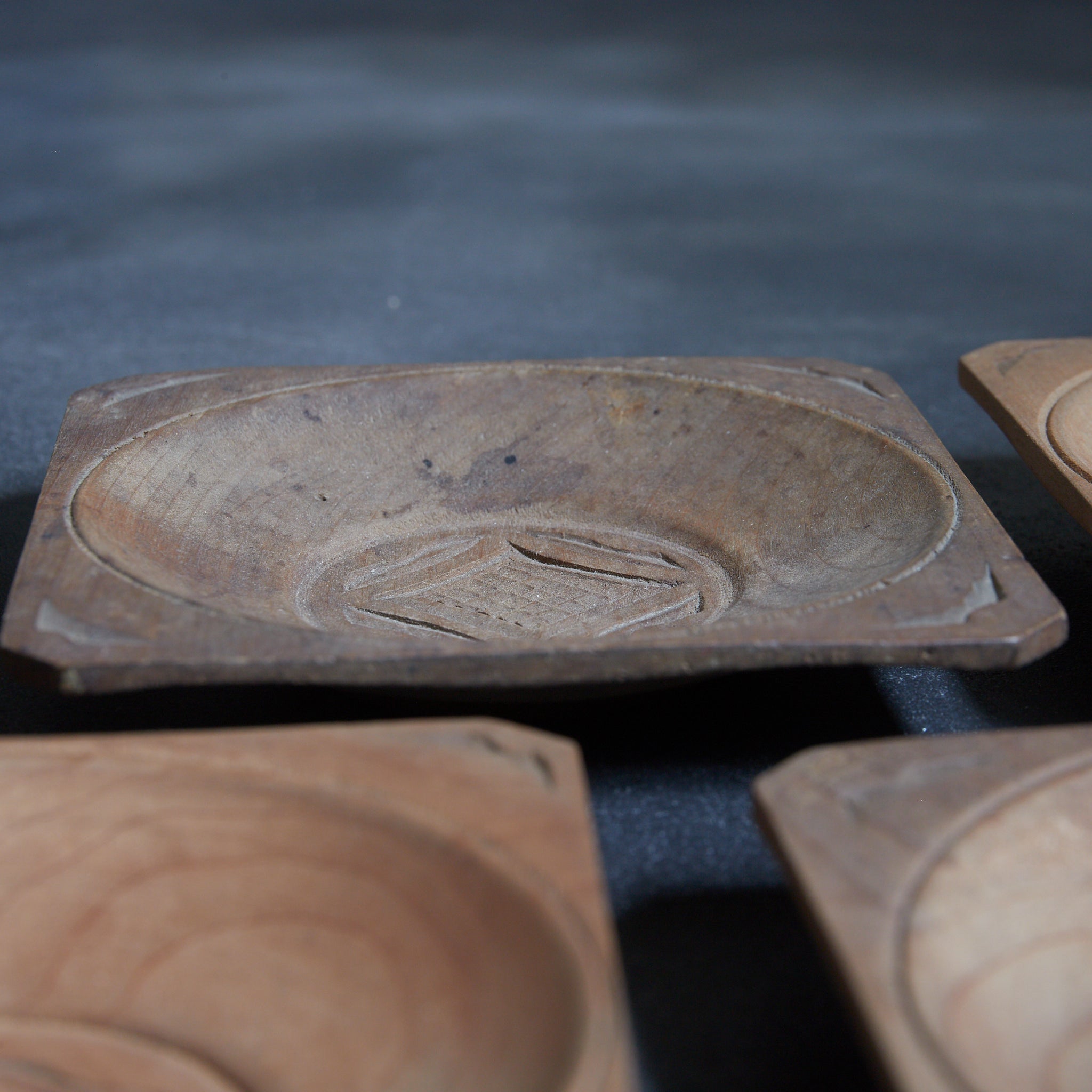 PLATO DE MADERA AINU, Inscripción ainu, juego de 5, Período Showa（1926–1989 d. C.）