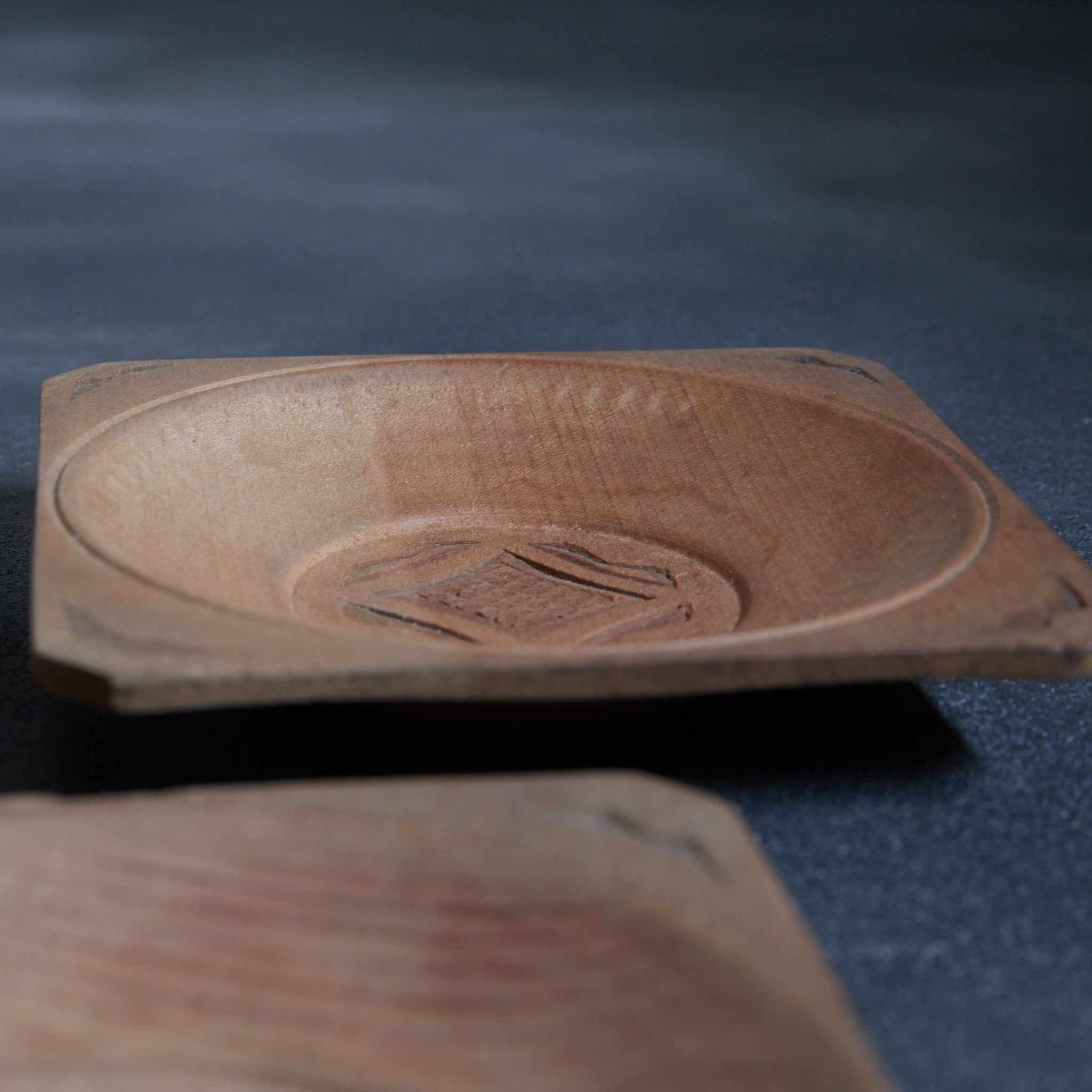 PLATO DE MADERA AINU, Inscripción ainu, juego de 5, Período Showa（1926–1989 d. C.）