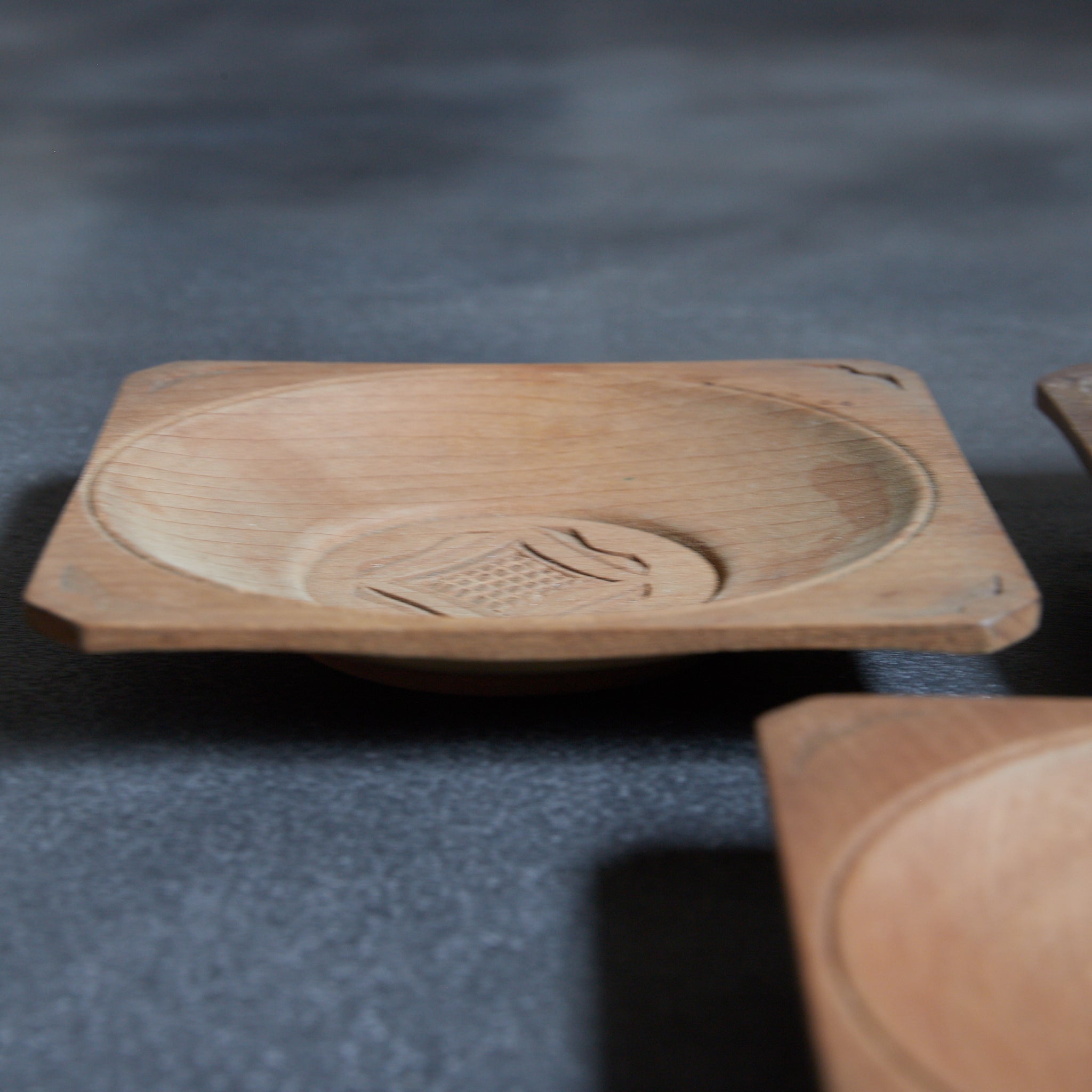 PLATO DE MADERA AINU, Inscripción ainu, juego de 5, Período Showa（1926–1989 d. C.）