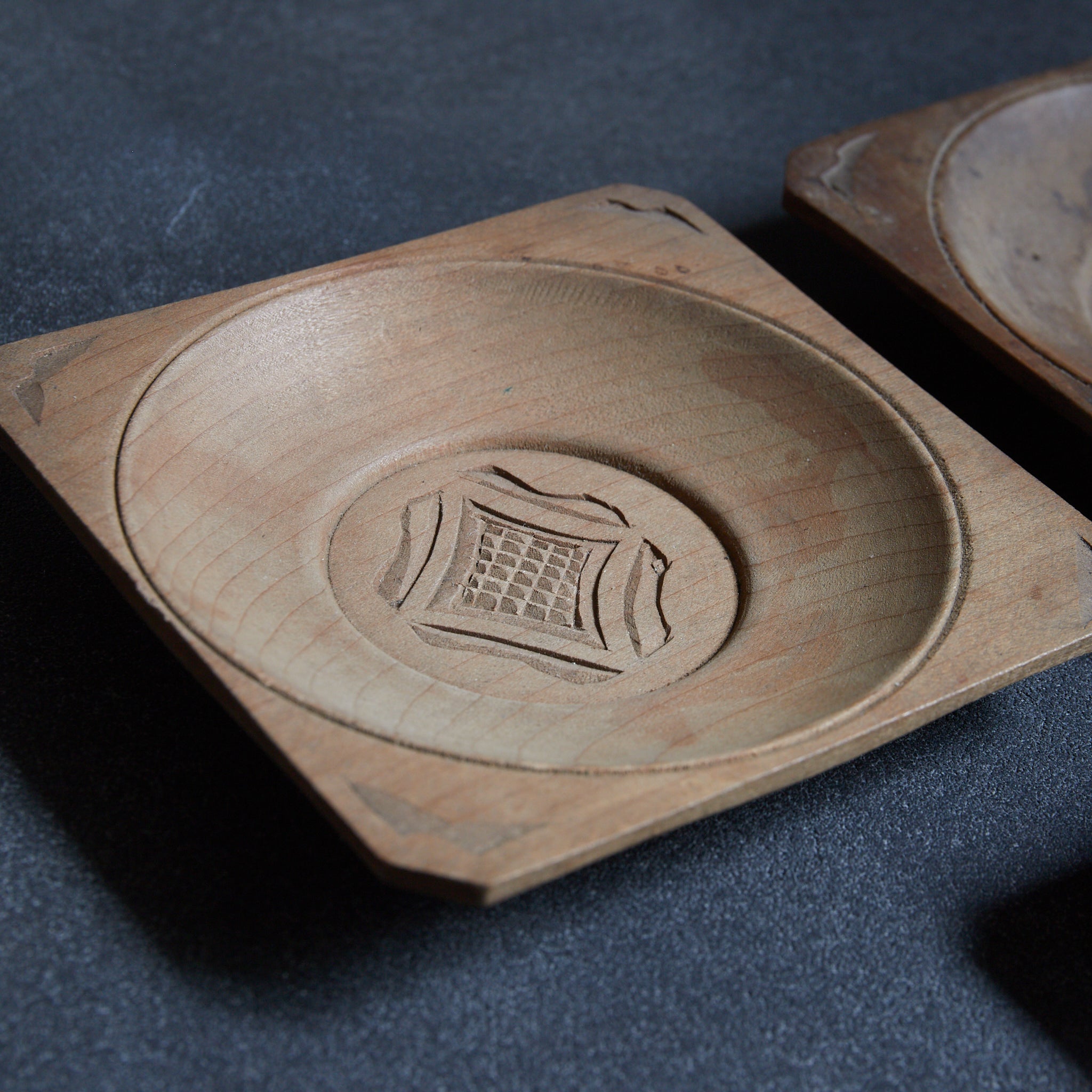 PLATO DE MADERA AINU, Inscripción ainu, juego de 5, Período Showa（1926–1989 d. C.）