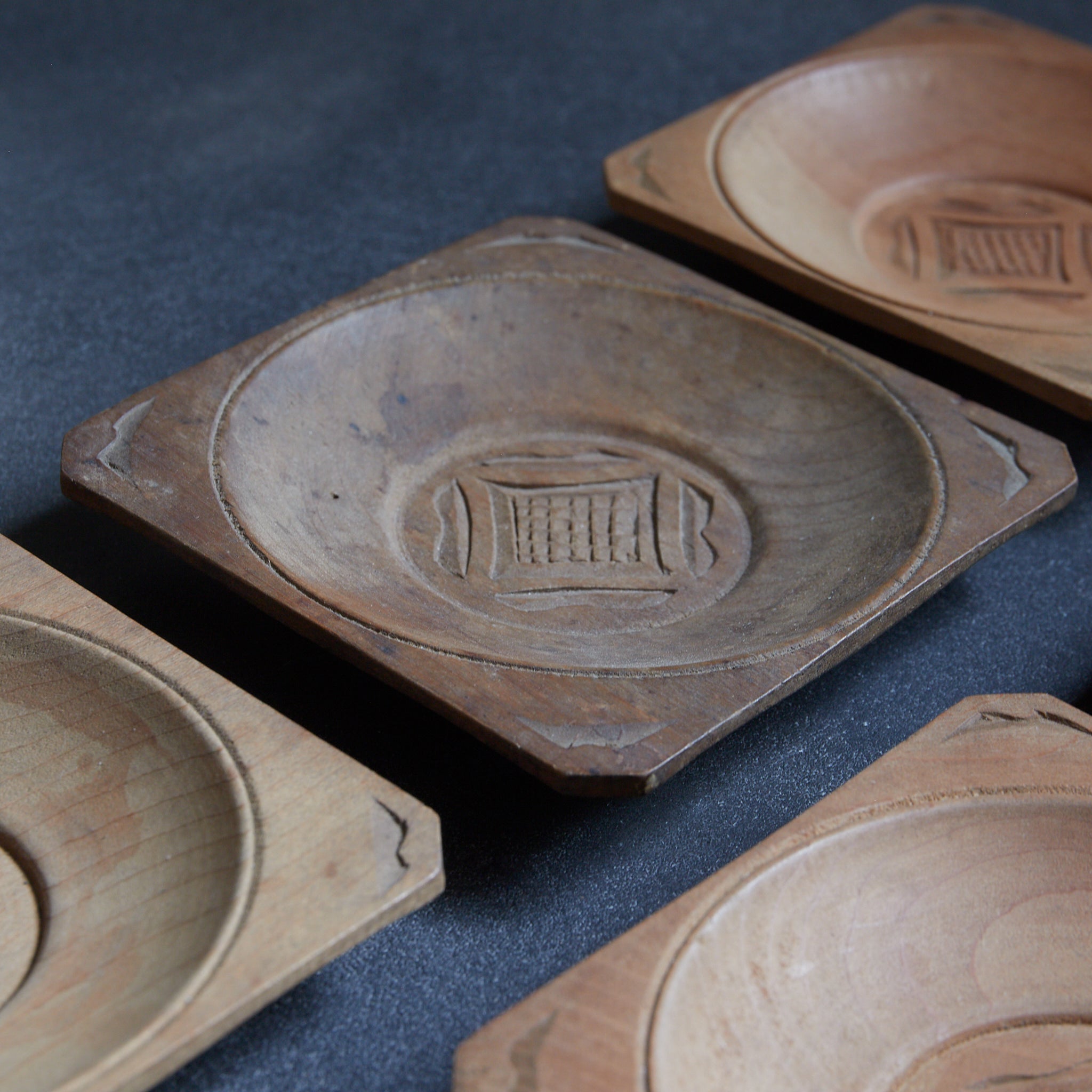 PLATO DE MADERA AINU, Inscripción ainu, juego de 5, Período Showa（1926–1989 d. C.）