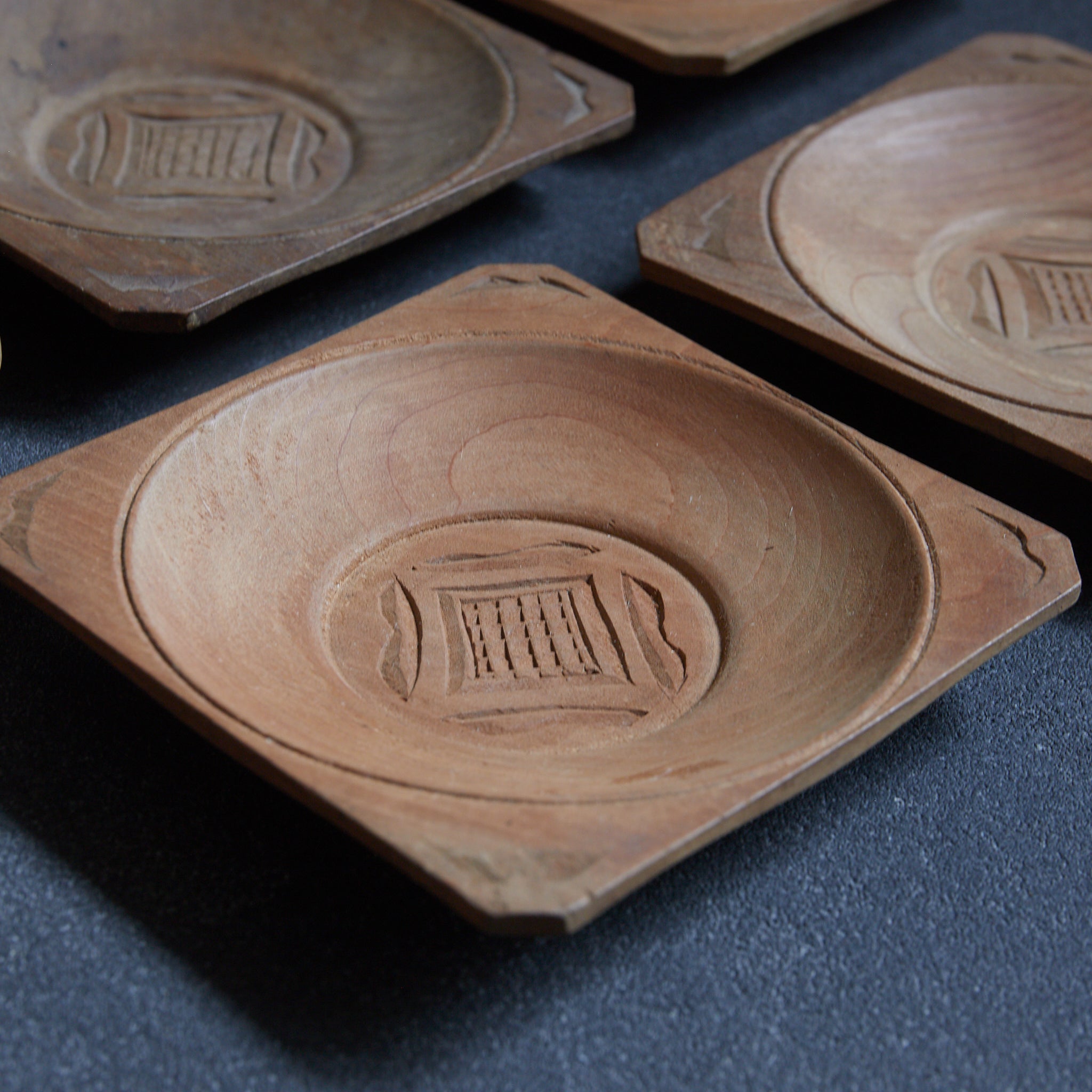 PLATO DE MADERA AINU, Inscripción ainu, juego de 5, Período Showa（1926–1989 d. C.）