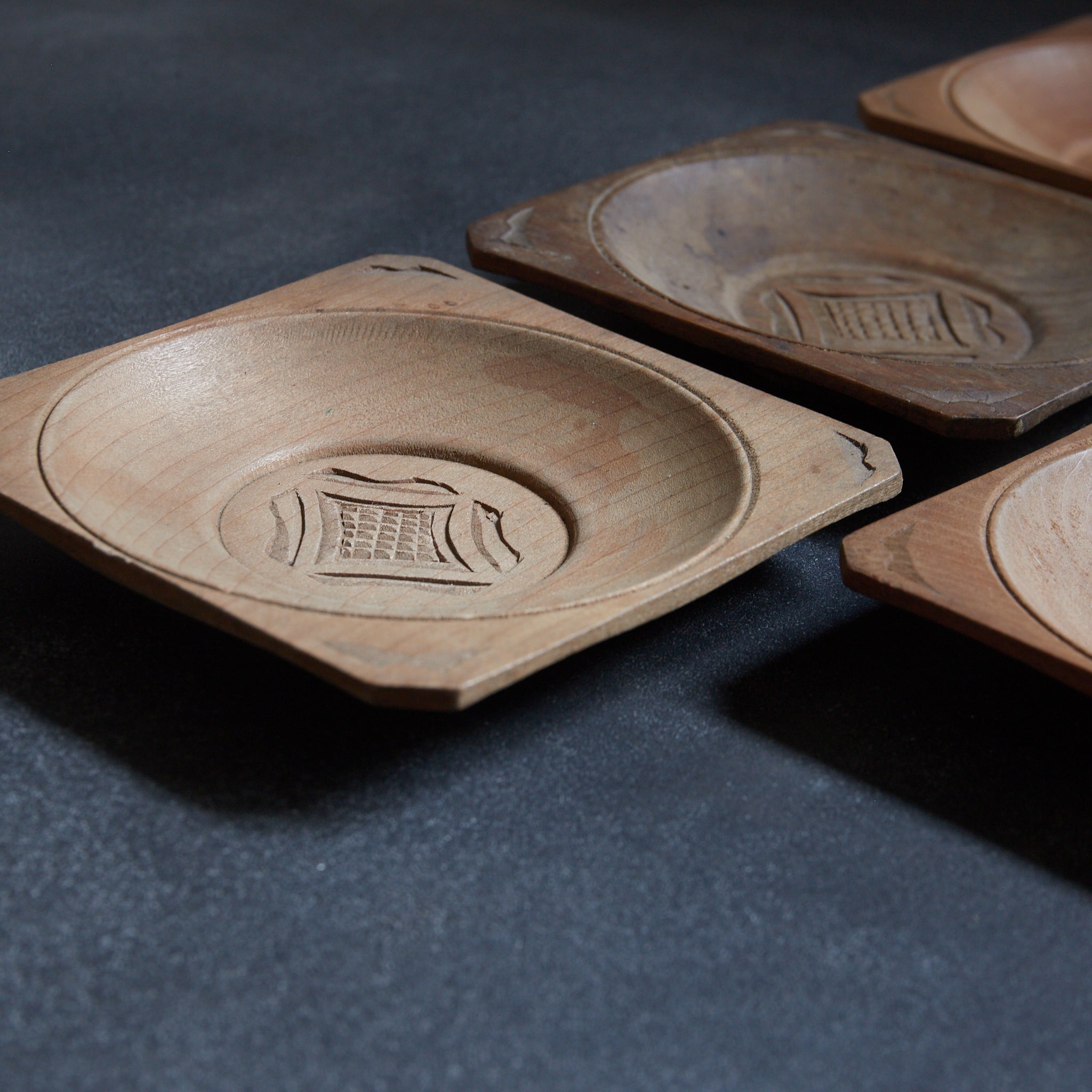 PLATO DE MADERA AINU, Inscripción ainu, juego de 5, Período Showa（1926–1989 d. C.）