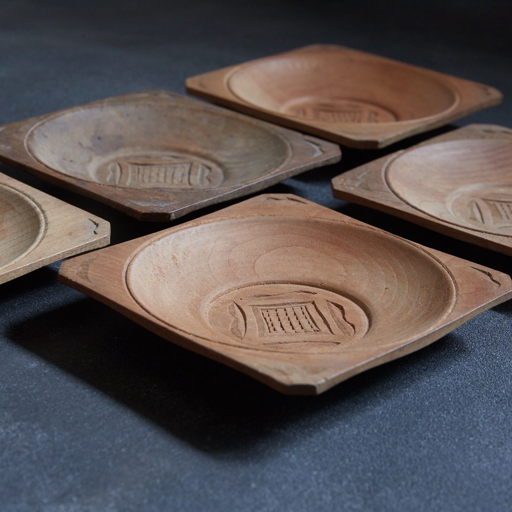 PLATO DE MADERA AINU, Inscripción ainu, juego de 5, Período Showa（1926–1989 d. C.）
