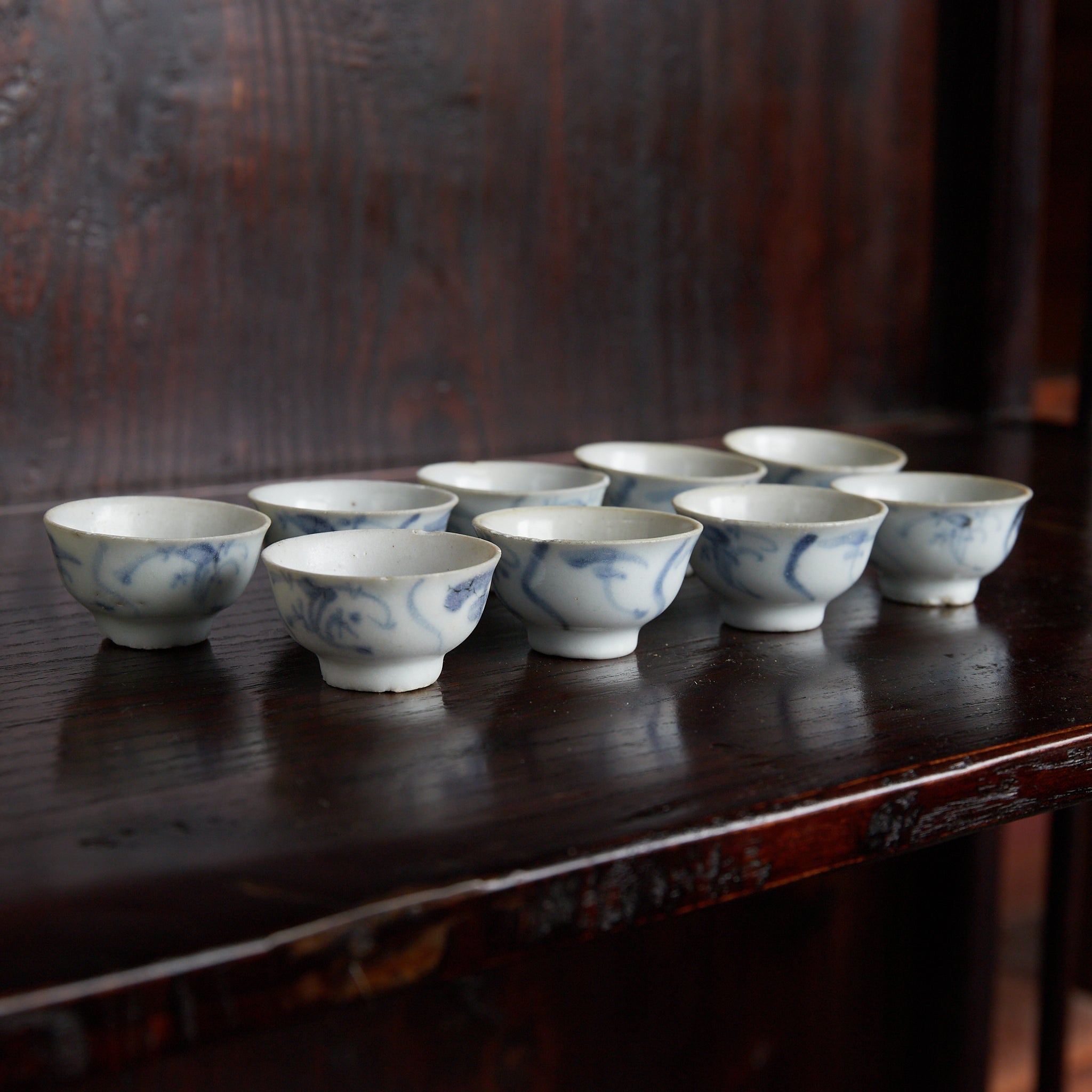 TASSE À SENCHA, Porcelaine bleu et blanc avec motif d’herbe d’orchidée, ensemble de 9, Dynastie Ming–Qing（1368–1911 apr. J.-C.）