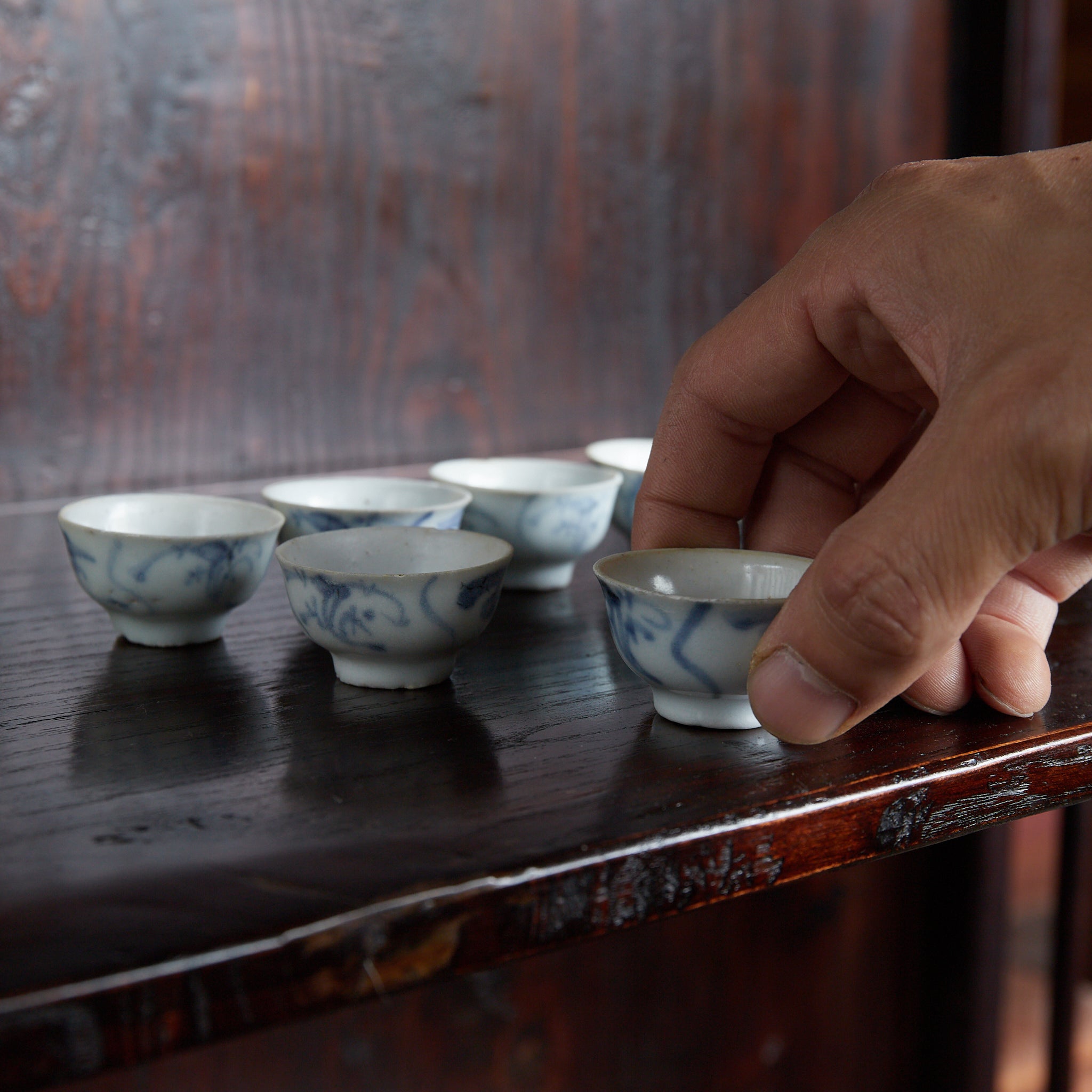TASSE À SENCHA, Porcelaine bleu et blanc avec motif d’herbe d’orchidée, ensemble de 9, Dynastie Ming–Qing（1368–1911 apr. J.-C.）