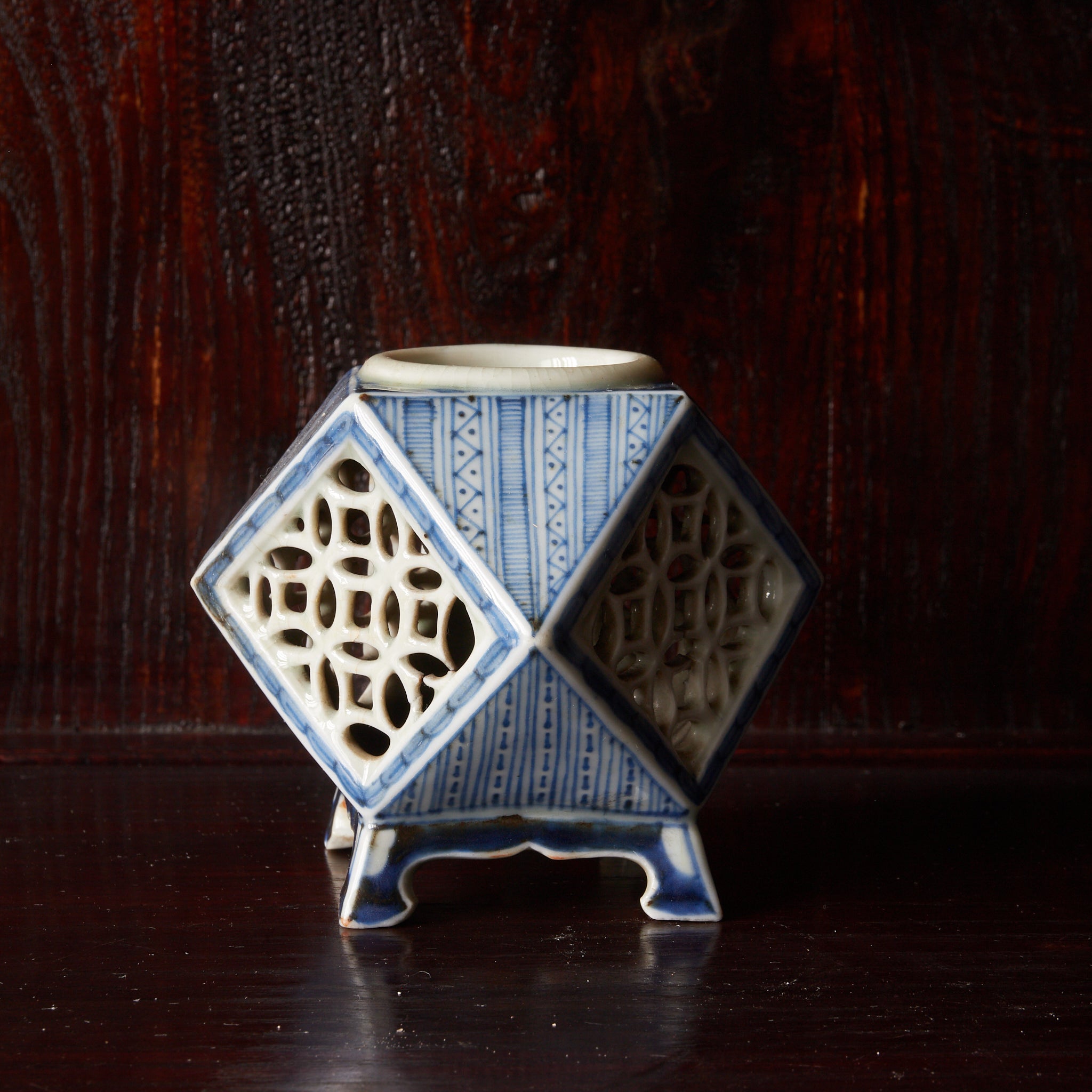 AJOURÉ SUPPORT DE COUPE CARRÉ, Bleu sous couverte, Période Edo（1603–1867 apr. J.-C.）