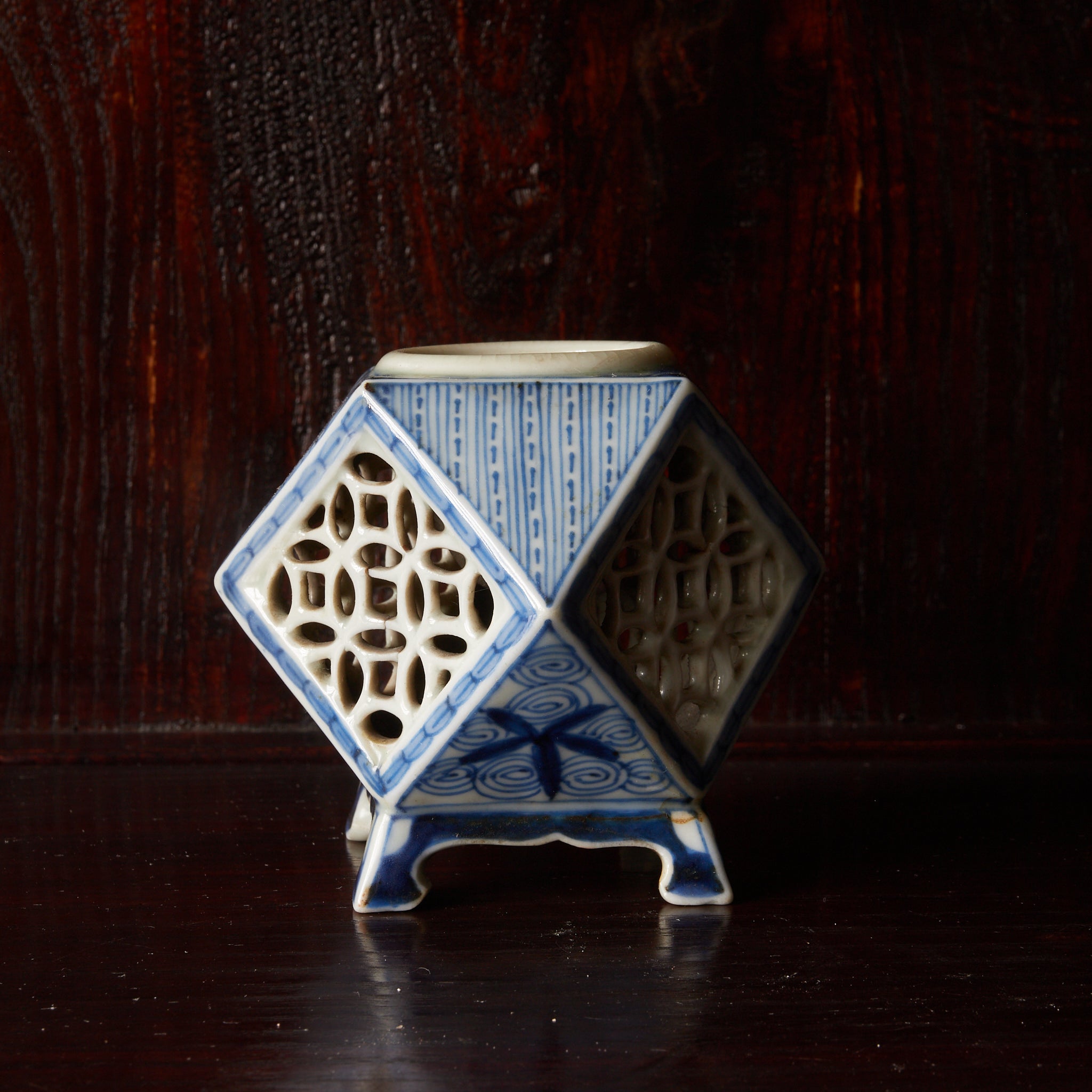 TALLADO CALADO SOPORTE PARA COPA CUADRADO, Azul bajo cubierta, Período Edo（1603–1867 d. C.）