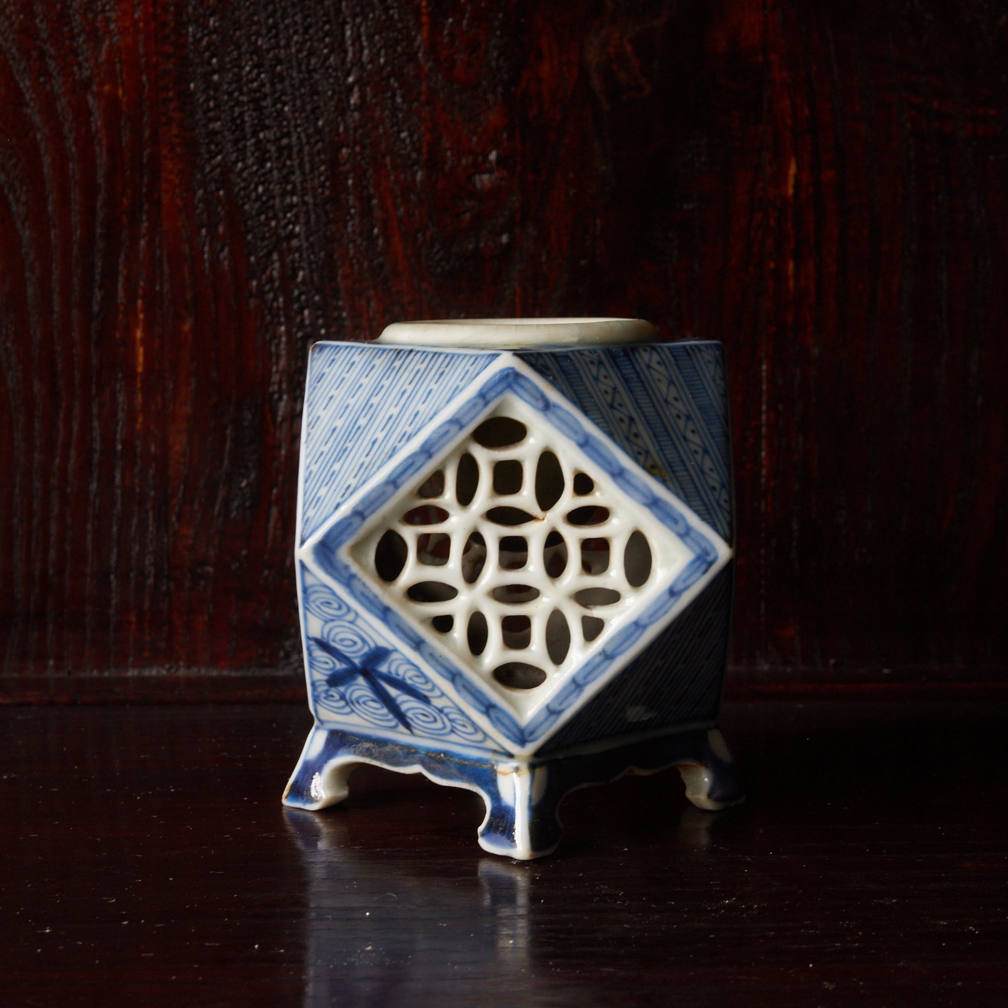 TALLADO CALADO SOPORTE PARA COPA CUADRADO, Azul bajo cubierta, Período Edo（1603–1867 d. C.）
