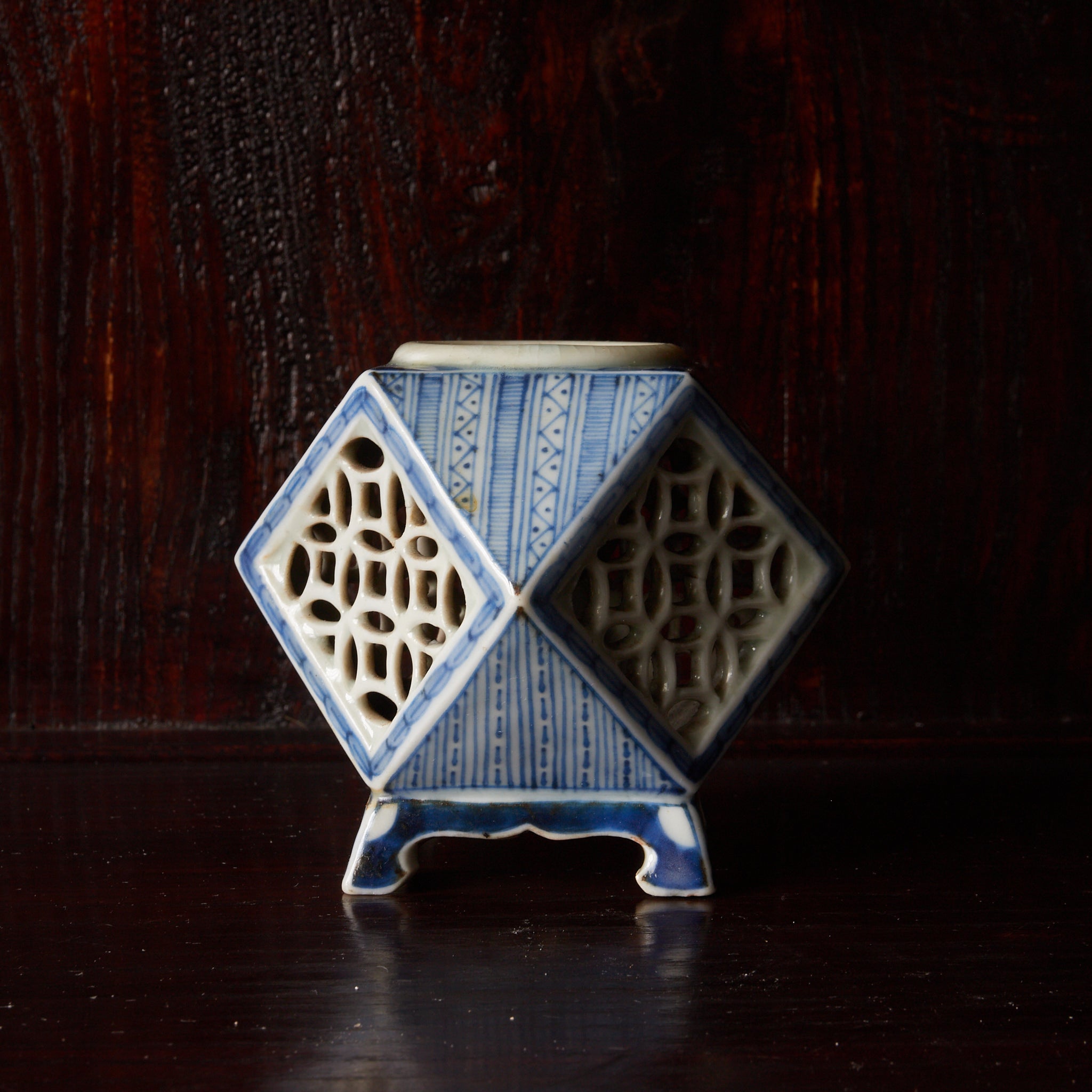 TALLADO CALADO SOPORTE PARA COPA CUADRADO, Azul bajo cubierta, Período Edo（1603–1867 d. C.）