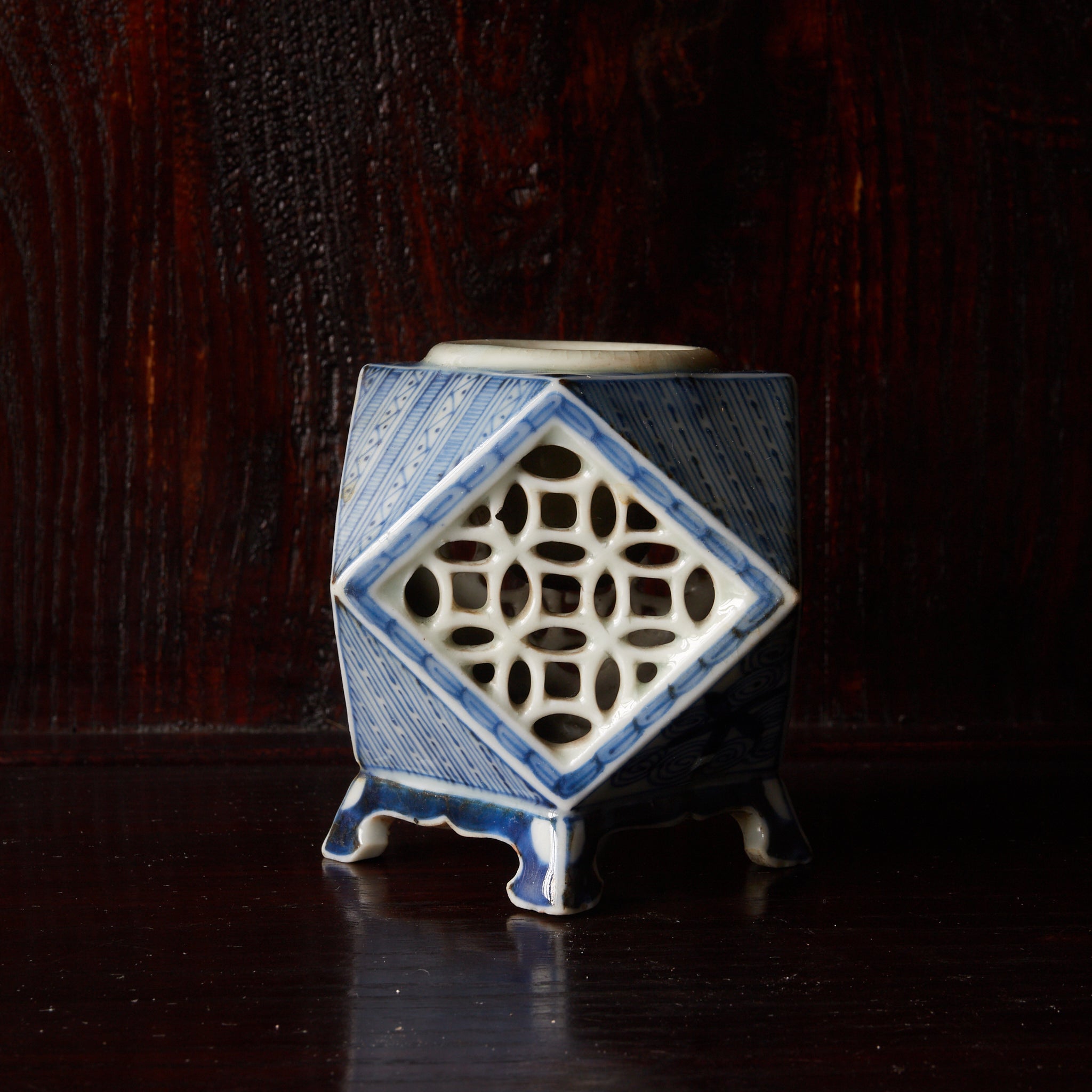 TALLADO CALADO SOPORTE PARA COPA CUADRADO, Azul bajo cubierta, Período Edo（1603–1867 d. C.）