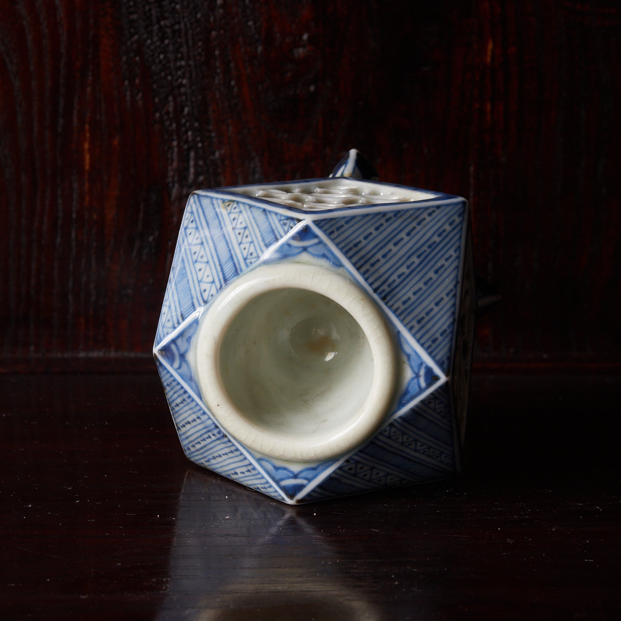 TALLADO CALADO SOPORTE PARA COPA CUADRADO, Azul bajo cubierta, Período Edo（1603–1867 d. C.）