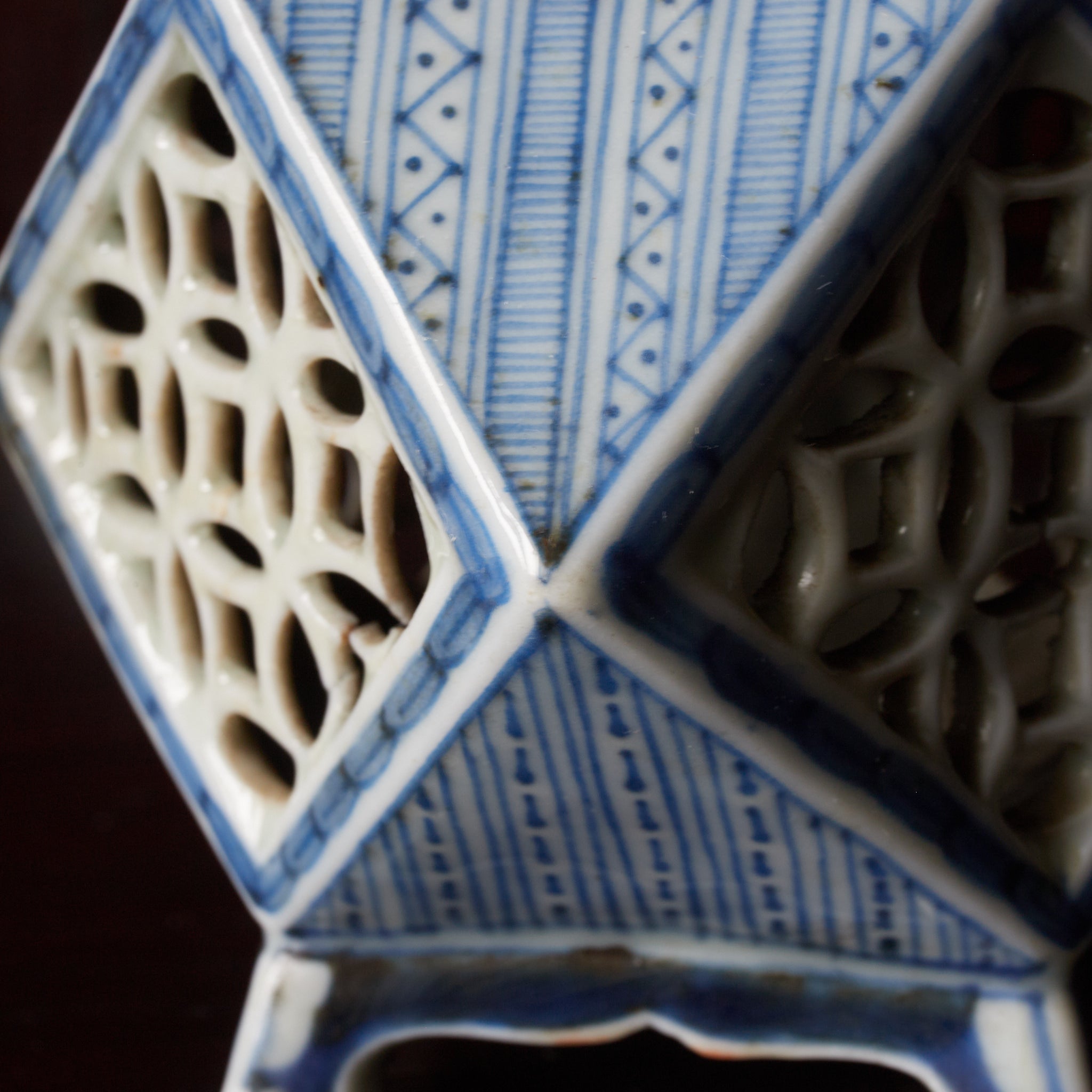 TALLADO CALADO SOPORTE PARA COPA CUADRADO, Azul bajo cubierta, Período Edo（1603–1867 d. C.）