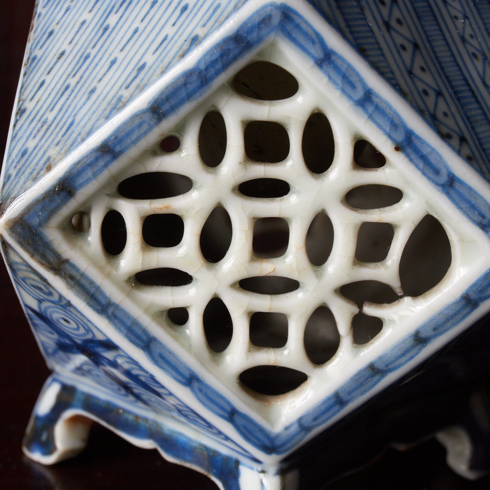 TALLADO CALADO SOPORTE PARA COPA CUADRADO, Azul bajo cubierta, Período Edo（1603–1867 d. C.）