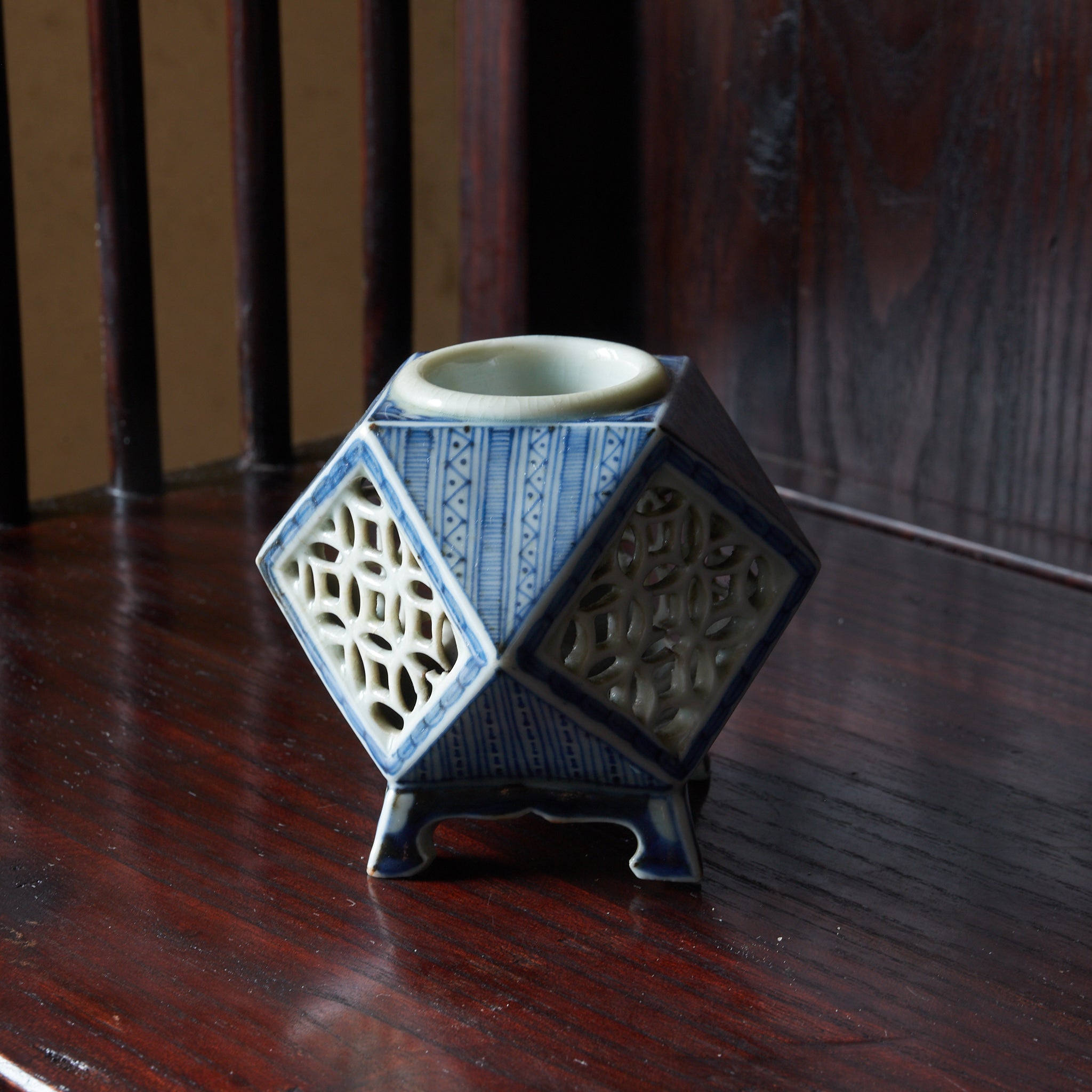 江戸時代 染付透彫方形盃台（1603–1867CE） | 入蘆花（ロカニイル）