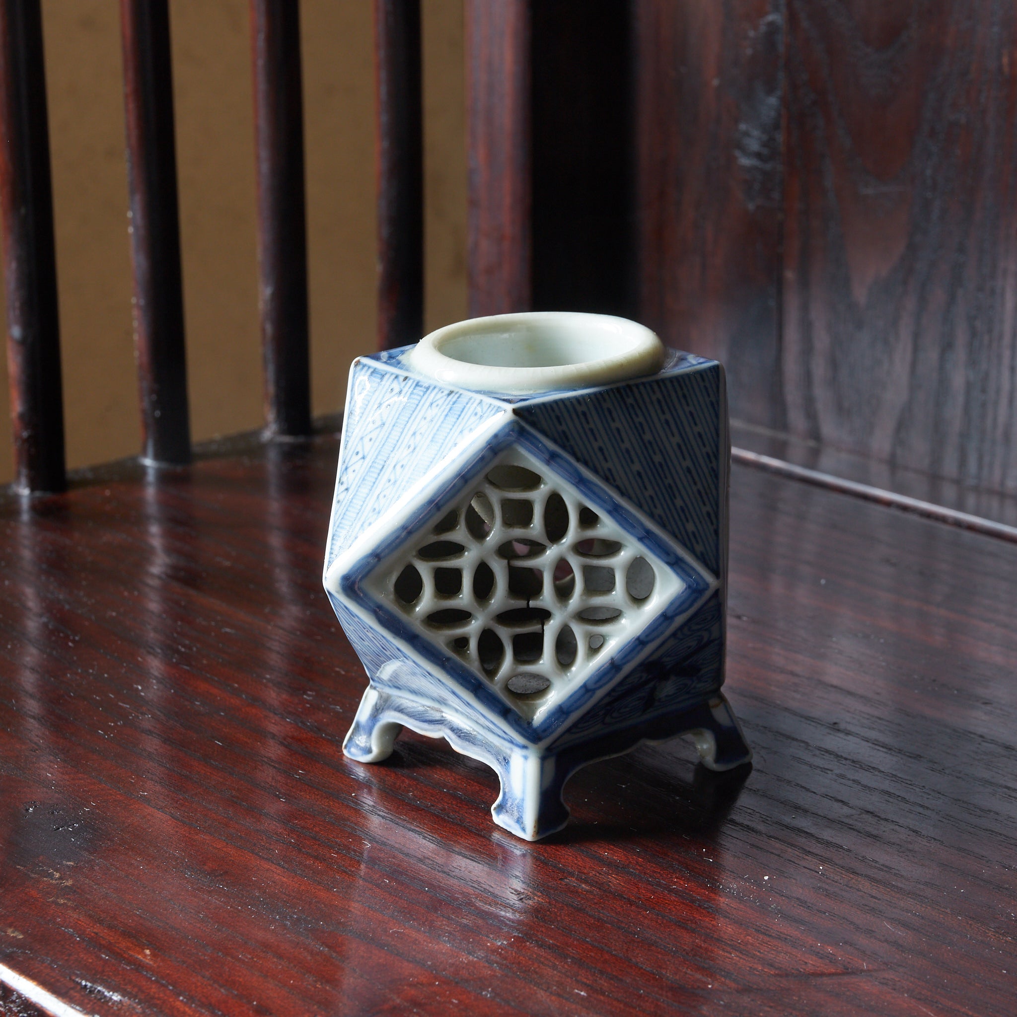 TALLADO CALADO SOPORTE PARA COPA CUADRADO, Azul bajo cubierta, Período Edo（1603–1867 d. C.）