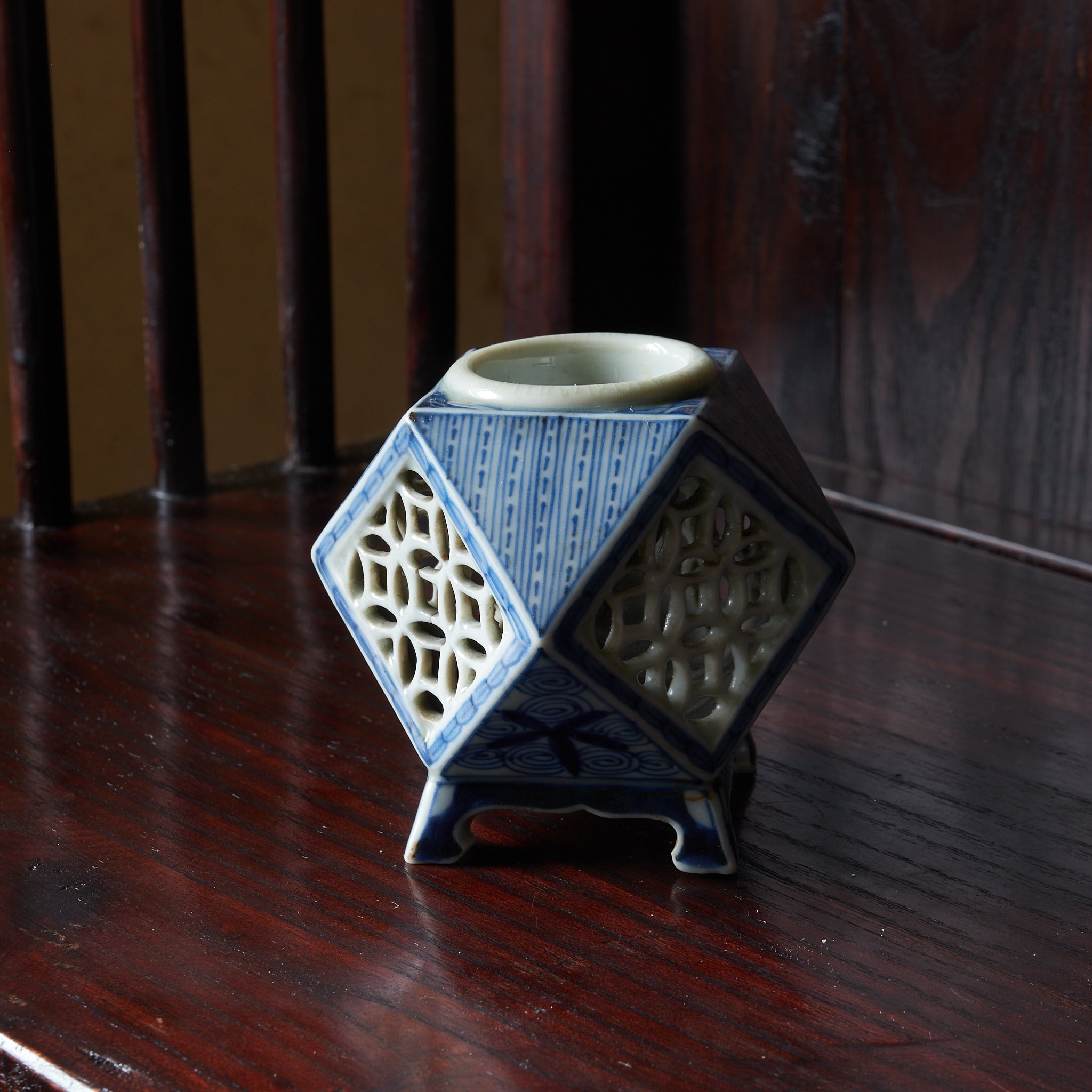 TALLADO CALADO SOPORTE PARA COPA CUADRADO, Azul bajo cubierta, Período Edo（1603–1867 d. C.）