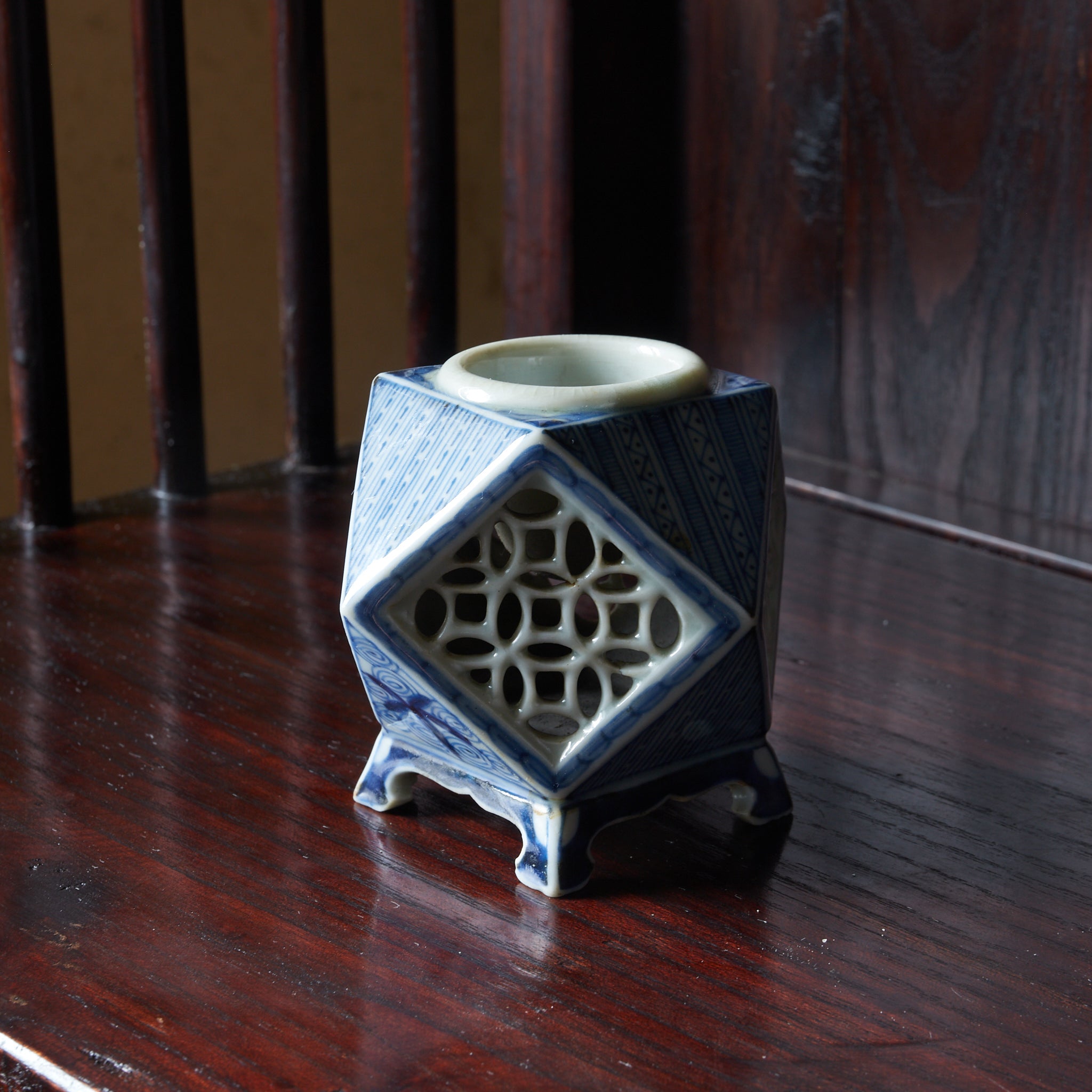 TALLADO CALADO SOPORTE PARA COPA CUADRADO, Azul bajo cubierta, Período Edo（1603–1867 d. C.）