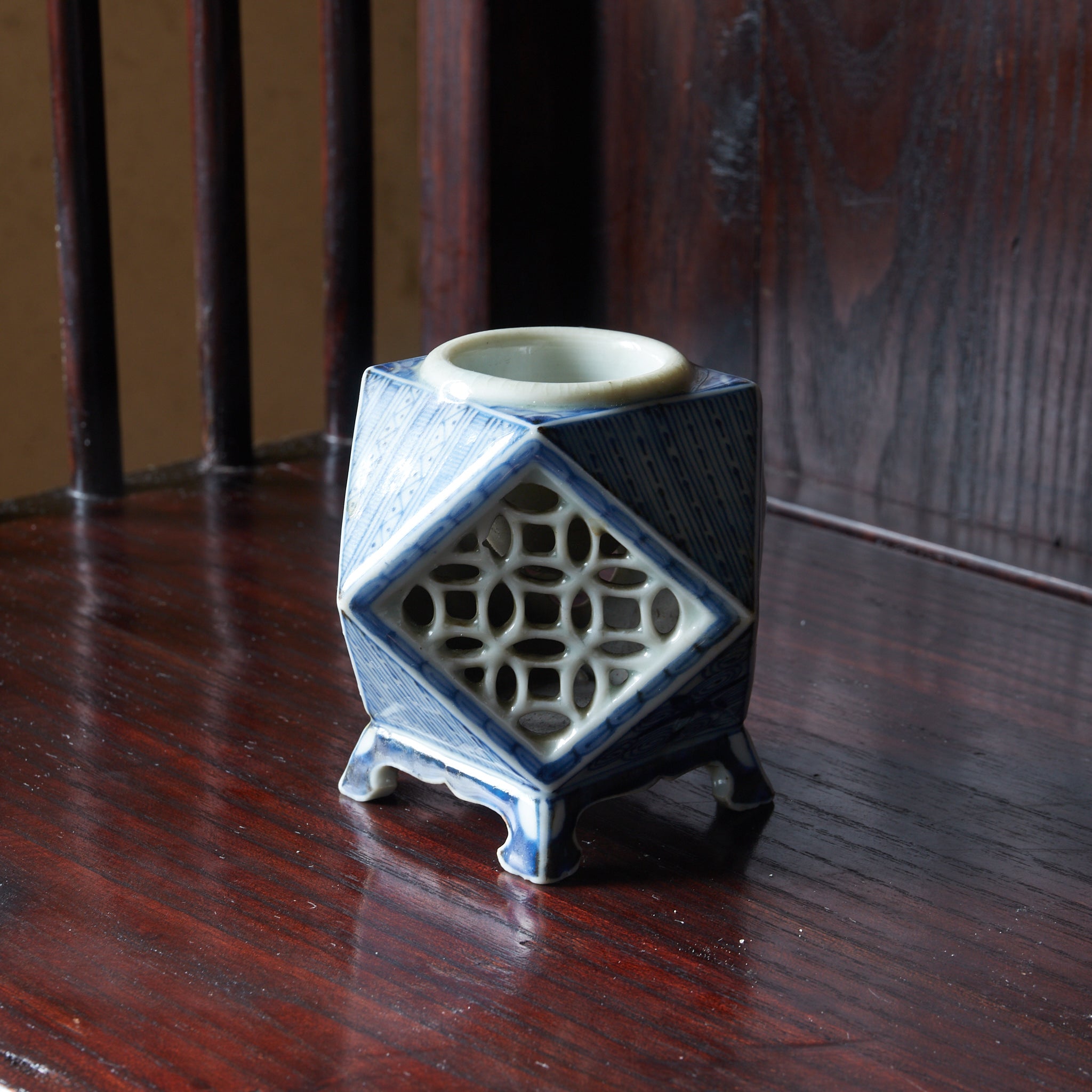 TALLADO CALADO SOPORTE PARA COPA CUADRADO, Azul bajo cubierta, Período Edo（1603–1867 d. C.）