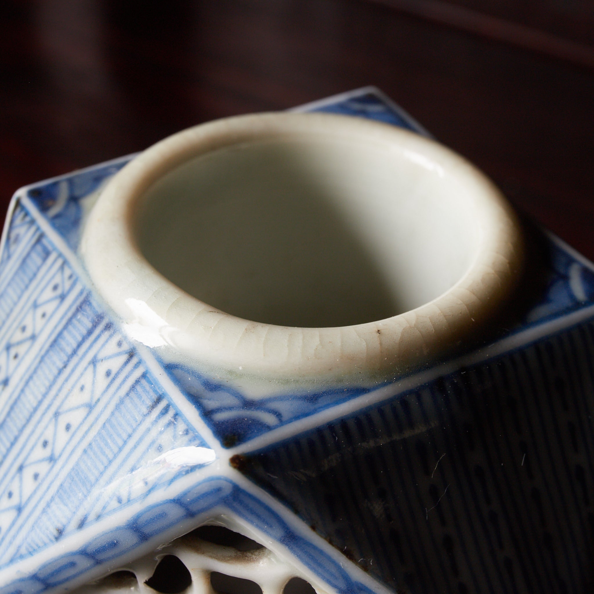 TALLADO CALADO SOPORTE PARA COPA CUADRADO, Azul bajo cubierta, Período Edo（1603–1867 d. C.）